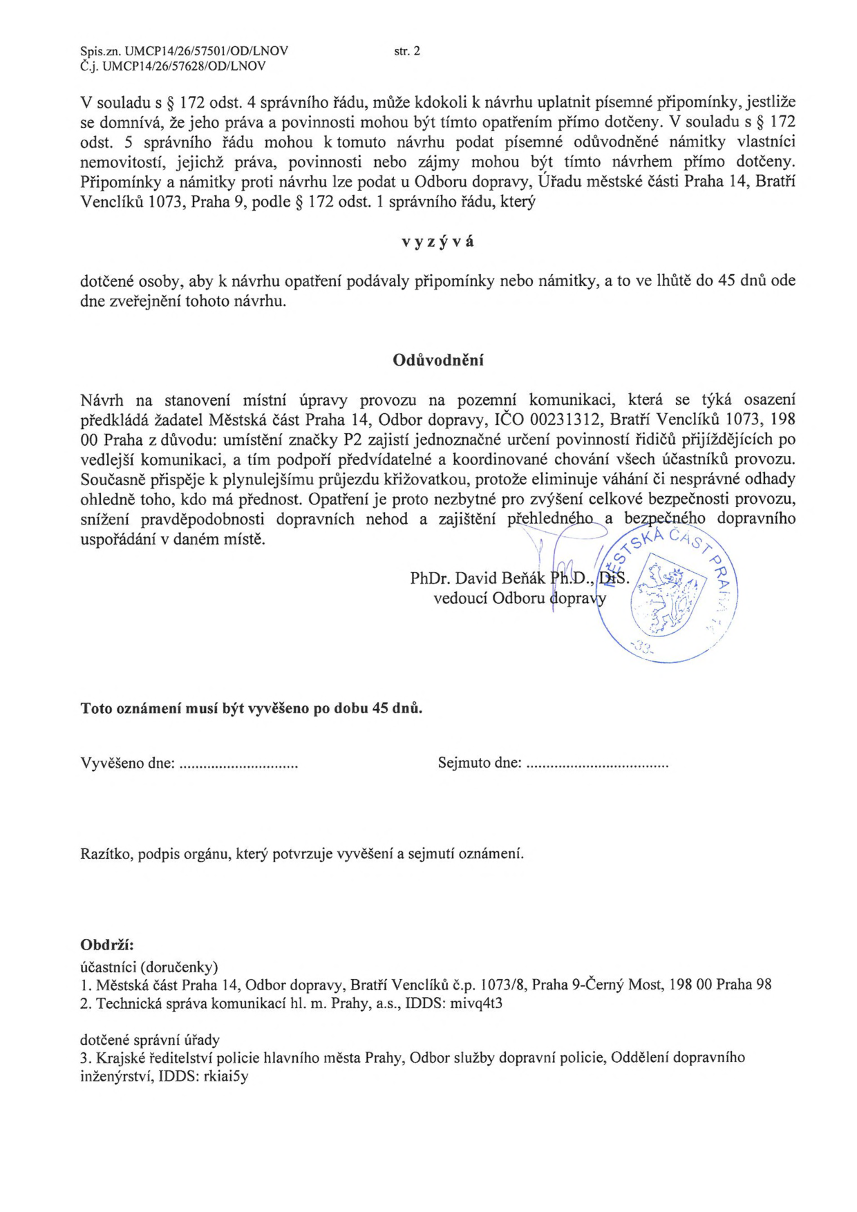 Oznámení o návrhu opatření obecné povahy - stanovení místní úpravy provozu na pozemní komunikaci (osazení dopravní značky P2 'Hlavní pozemní komunikace'). Dokument uvádí, že v souladu s § 172 odst. 4 a 5 správního řádu mohou dotčené osoby podávat písemné připomínky nebo odůvodněné námitky k návrhu u Odboru dopravy Úřadu městské části Praha 14, Bratří Venclíků 1073, Praha 9, a to ve lhůtě do 45 dnů ode dne zveřejnění. Odůvodnění návrhu: umístění značky P2 zajistí jednoznačné určení povinností řidičů přijíždějících po vedlejší komunikaci, podpoří předvídatelné chování účastníků provozu a zvýší bezpečnost. Dokument je podepsán vedoucím Odboru dopravy PhDr. Davidem Beňákem, Ph.D., DiS. Obsahuje také sekci pro úřední záznam o vyvěšení a sejmutí oznámení a seznam adresátů (Městská část Praha 14, Technická správa komunikací hl. m. Prahy, a.s., Krajské ředitelství policie hlavního města Prahy). Spisová značka: UMCP14/26/57501/OD/LNOV, Č.j. UMCP14/26/57628/OD/LNOV.