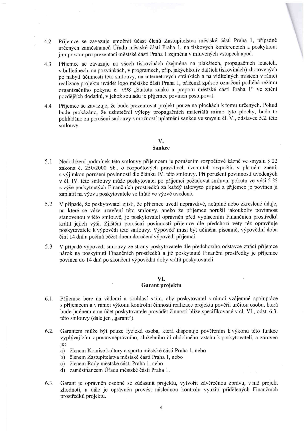 Část smlouvy (strana 4) obsahující body 4.2 až 6.3. Body 4.2-4.4 definují povinnosti příjemce ohledně prezentace projektu a užití loga. Článek V (Sankce) upravuje porušení rozpočtové kázně (sankce 5 % z výše dotace), možnost krácení prostředků při uvedení nepravdivých údajů a výpovědní lhůtu 14 dní. Článek VI (Garant projektu) definuje roli garanta, kterým může být člen Komise kultury a sportu, člen Zastupitelstva, člen Rady nebo zaměstnanec Úřadu městské části Praha 1, a vymezuje jeho pravomoci při kontrole projektu.
