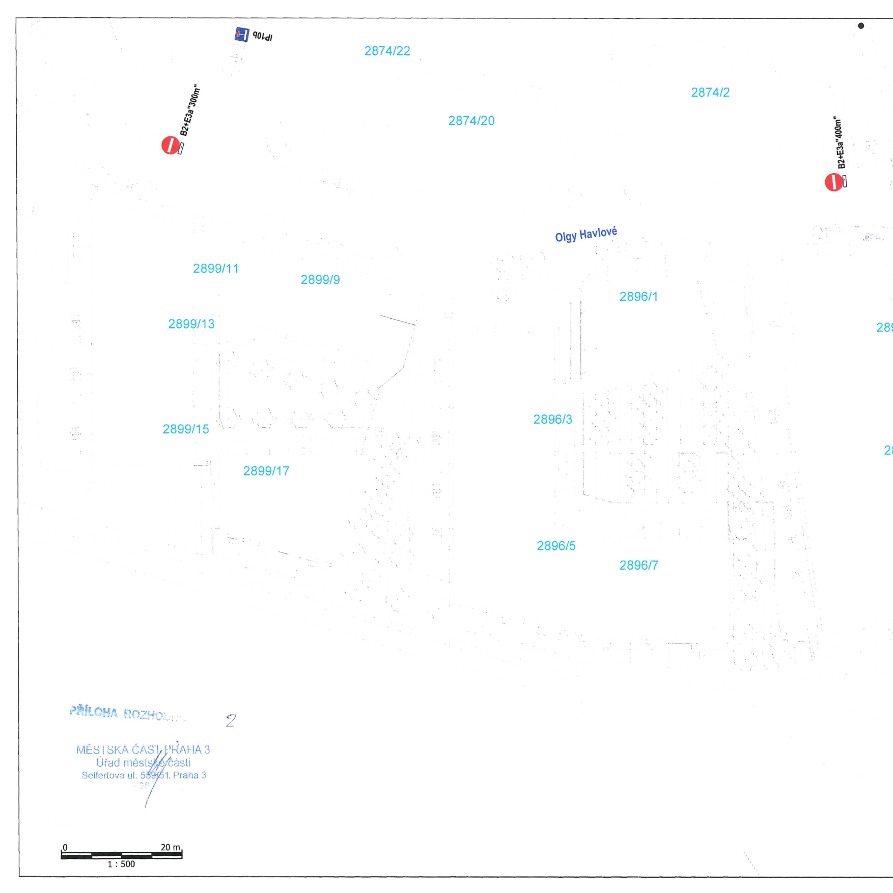 Situační nákres (příloha rozhodnutí) zobrazující katastrální parcely v oblasti ulice Olgy Havlové, Praha 3. Zobrazená čísla parcel: 2874/22, 2874/20, 2874/2, 2899/11, 2899/9, 2899/13, 2899/15, 2899/17, 2896/1, 2896/3, 2896/5, 2896/7. V mapě jsou vyznačeny dopravní značky (zákaz vjezdu s dodatkovými tabulkami B2+E3a '300m' a B2+E3a '400m') a značka IP10b. Měřítko 1:500. Dokument obsahuje razítko: 'MĚSTSKÁ ČÁST PRAHA 3, Úřad městské části, Seifertova ul. 559/61, Praha 3' a text 'PŘÍLOHA ROZHODNUTÍ 2'.