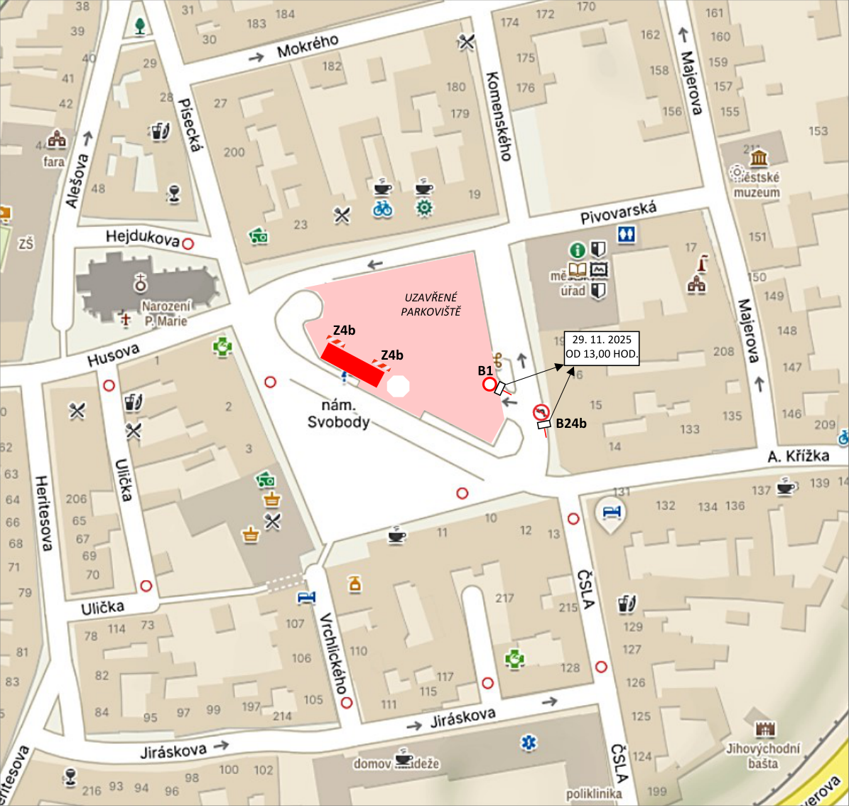 Situační nákres uzavírky parkoviště na náměstí Svobody. Vyznačeno 'UZAVŘENÉ PARKOVIŠTĚ' v růžové barvě, dopravní značení Z4b, B1 a B24b. Uvedený termín: 29. 11. 2025 OD 13,00 HOD. Mapa obsahuje názvy ulic: Mokrého, Komenského, Majerova, Pivovarská, Alešova, Hejdukova, Husova, Pisecká, Ulička, Heritesova, Vrchlického, Jiráskova, A. Křížka, ČSLA.