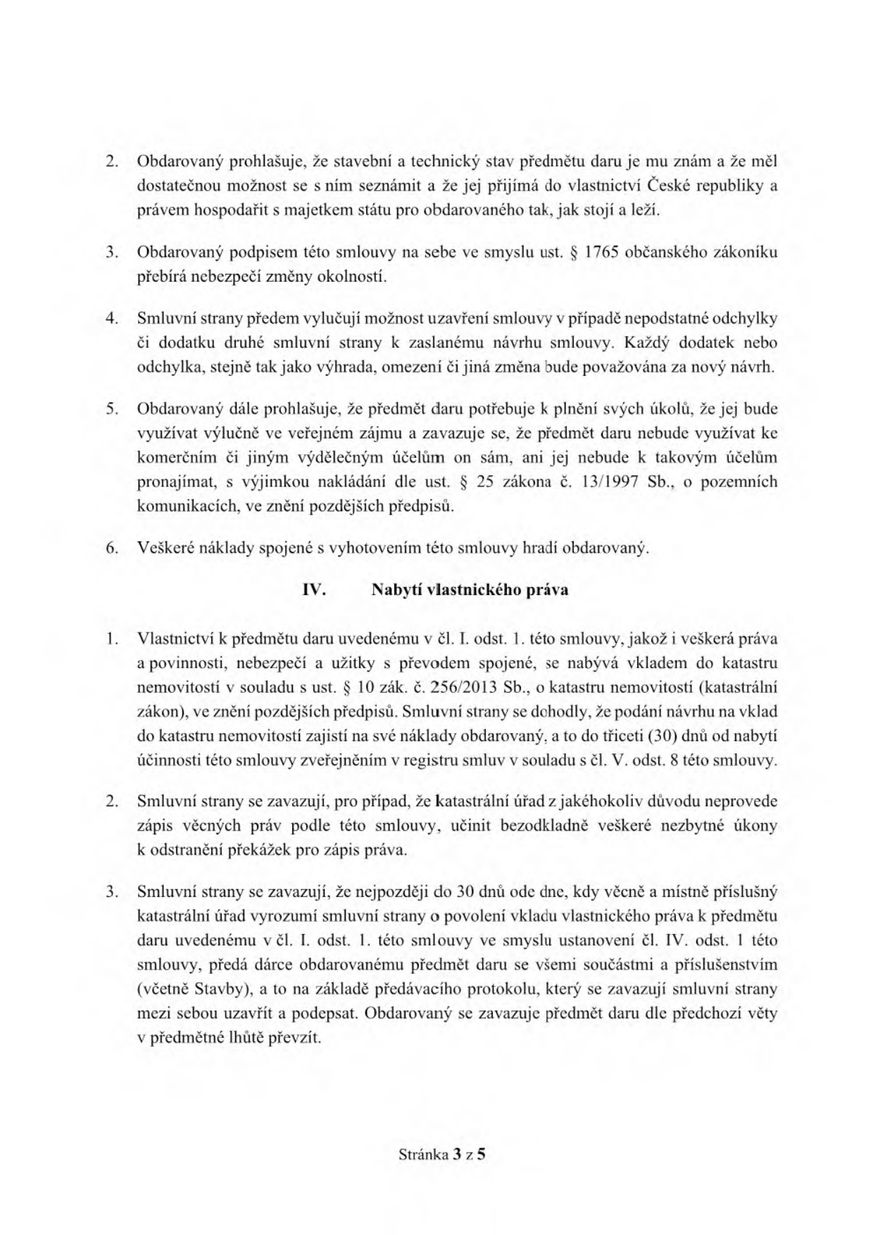 Textová část smlouvy (strana 3 z 5), obsahující body 2-6 článku III a body 1-3 článku IV (Nabytí vlastnického práva). Dokument specifikuje podmínky převodu nemovitosti, závazky obdarovaného ohledně využití daru, úhradu nákladů, postup při vkladu do katastru nemovitostí a lhůty pro předání předmětu daru.