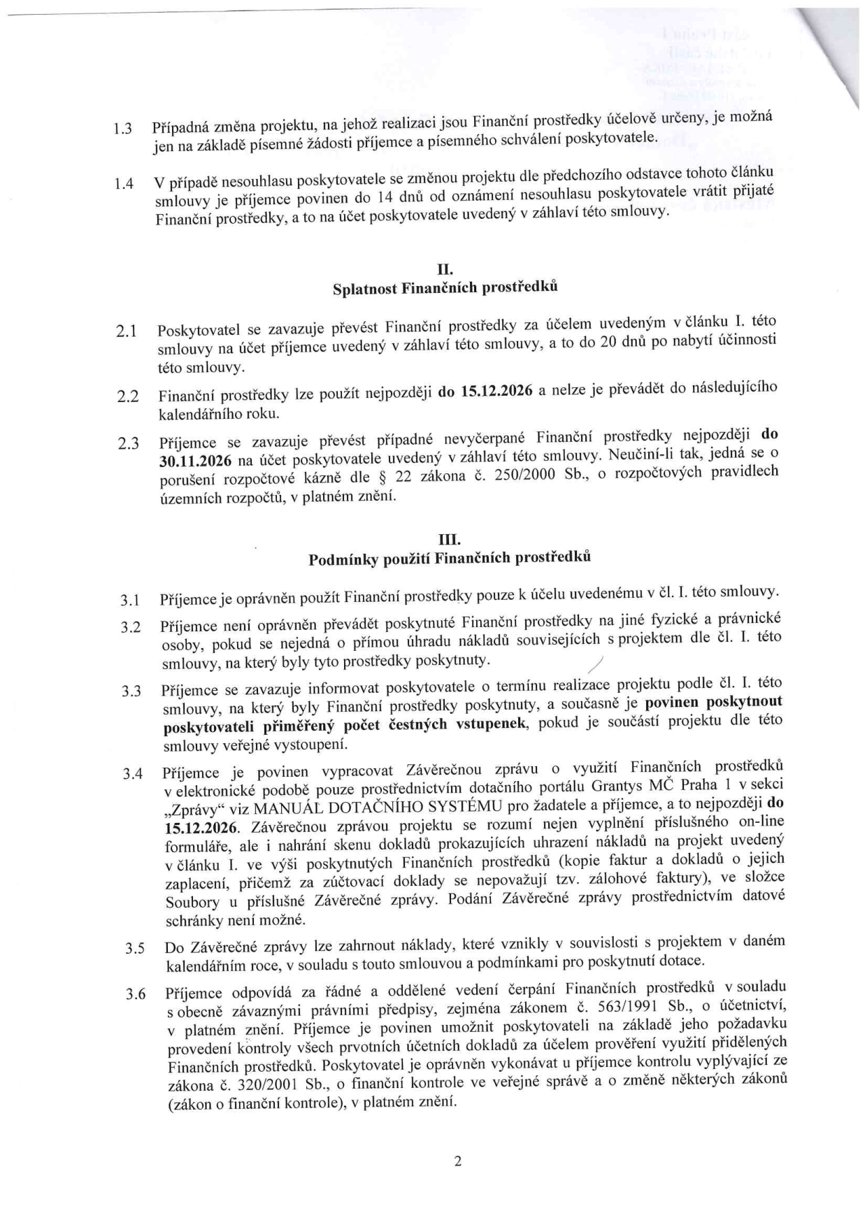 Strana 2 smlouvy o poskytnutí finančních prostředků. Obsahuje body 1.3 a 1.4 (změna projektu), článek II. 'Splatnost Finančních prostředků' (body 2.1 až 2.3, termíny do 15.12.2026 a 30.11.2026) a článek III. 'Podmínky použití Finančních prostředků' (body 3.1 až 3.6, týkající se účelu, zákazu převodu, povinnosti informovat, vyúčtování přes portál Granty MČ Praha 1 do 15.12.2026 a vedení účetnictví dle zákona č. 563/1991 Sb. a č. 320/2001 Sb.).