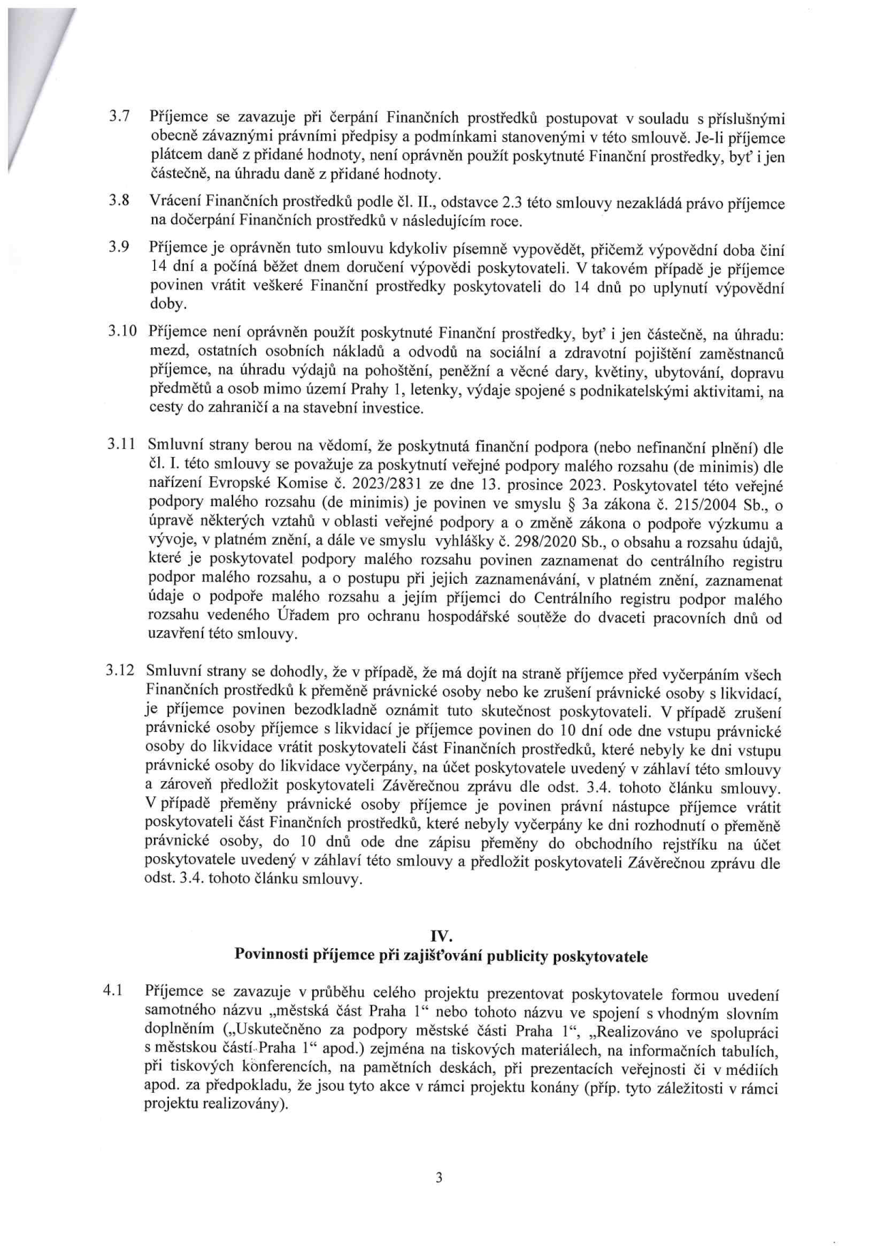Strana 3 smlouvy obsahující body 3.7 až 4.1. Body zahrnují: 3.7 podmínky čerpání finančních prostředků a DPH; 3.8 vracení prostředků; 3.9 výpovědní lhůtu 14 dní; 3.10 omezení použití prostředků (zákaz úhrady mezd, pohoštění, darů, cest do zahraničí atd.); 3.11 právní rámec veřejné podpory malého rozsahu (de minimis); 3.12 postup při zrušení nebo přeměně právnické osoby příjemce. Článek IV, bod 4.1 definuje povinnosti příjemce ohledně publicity poskytovatele (prezentace názvu 'městská část Praha 1' na tiskovinách, tabulích, v médiích atd.).