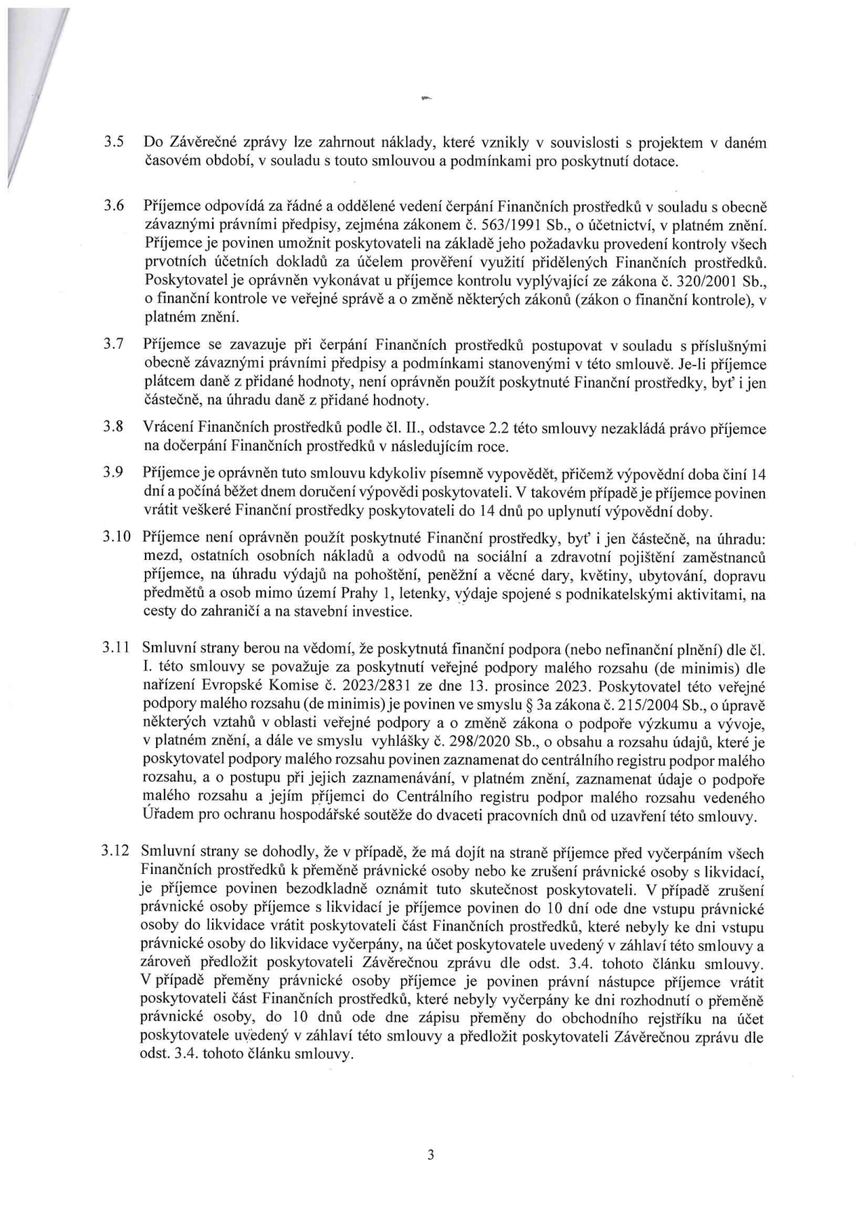 Strana 3 smlouvy o poskytnutí dotace obsahující body 3.5 až 3.12. Klíčové body zahrnují: 3.5 Zahrnutí nákladů do závěrečné zprávy. 3.6 Povinnost řádného vedení účetnictví a umožnění kontroly dle zákona č. 320/2001 Sb. 3.7 Závazek postupovat dle právních předpisů a zákaz použití dotace na úhradu DPH. 3.8 Vrácení prostředků nezakládá právo na dočerpání v dalším roce. 3.9 Možnost výpovědi smlouvy příjemcem s 14denní výpovědní lhůtou. 3.10 Seznam neuznatelných nákladů (mzdy, pojištění, pohoštění, dary, květiny, ubytování, doprava mimo Prahu 1, letenky, podnikatelské aktivity, stavební investice). 3.11 Informace o poskytnutí veřejné podpory malého rozsahu (de minimis) dle nařízení Komise č. 2023/283 a povinnost zápisu do registru. 3.12 Postup při přeměně nebo zrušení právnické osoby příjemce (povinnost oznámení, vrácení nevyčerpaných prostředků a předložení závěrečné zprávy).