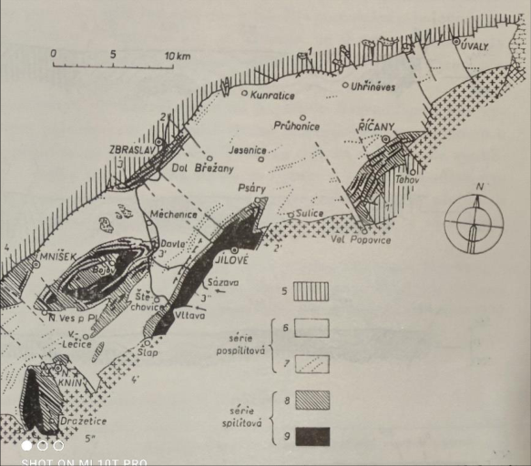 Geologická mapa oblasti jižně od Prahy. Obsahuje měřítko (0, 5, 10 km) a směrovou růžici. Zobrazená sídla: Úvaly, Uhříněves, Kunratice, Průhonice, Říčany, Jesenice, Dolní Břežany, Psáry, Sulice, Tehov, Velké Popovice, Zbraslav, Měchenice, Davle, Jílové, Štěchovice, Mníšek, Nová Ves pod Pleší, Lečice, Slap, Nový Knín, Dražetice. Legenda obsahuje rozdělení na 'série pospilitová' (položky 6, 7) a 'série spilitová' (položky 8, 9). Mapa obsahuje číselné značení geologických prvků (1, 2, 3, 3', 3'', 4, 5'').