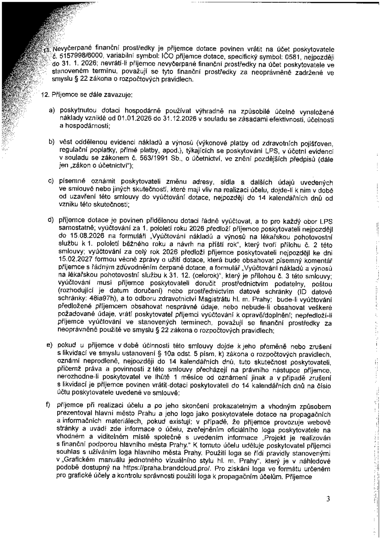 Strana 3 smlouvy o poskytnutí dotace. Bod 11: Nevyčerpané prostředky je příjemce povinen vrátit na účet poskytovatele č. 5157998/6000, VS: IČO příjemce, SS: 0581, nejpozději do 31. 1. 2026. Bod 12: Povinnosti příjemce: a) hospodárné využití dotace v roce 2026, b) vedení oddělené evidence nákladů a výnosů dle zákona o účetnictví, c) písemné oznámení změn údajů do 14 dnů, d) řádné vyúčtování dotace (za 1. pololetí 2026 do 15. 8. 2026, za celý rok 2026 do 15. 2. 2027) na předepsaných formulářích, doručení na odbor zdravotnictví Magistrátu hl. m. Prahy (ID datové schránky: 48ia97h), e) postup při přeměně nebo zrušení příjemce, f) povinnost prezentovat hlavní město Prahu jako poskytovatele dotace v propagačních materiálech a na webu v souladu s grafickým manuálem dostupným na https://praha.brandcloud.pro/.