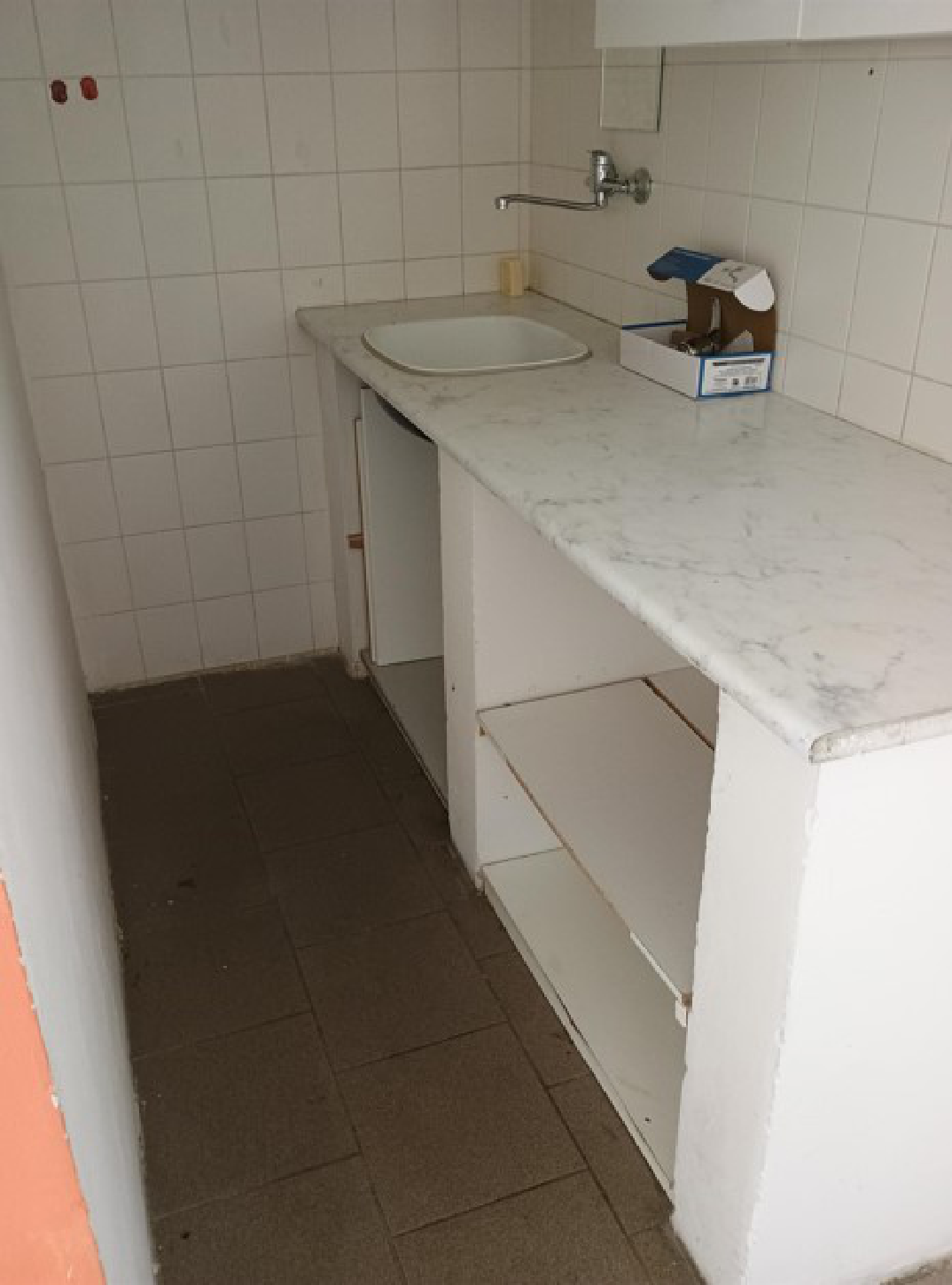 Fotografie interiéru budovy, pravděpodobně dokládající technický stav nemovitosti.