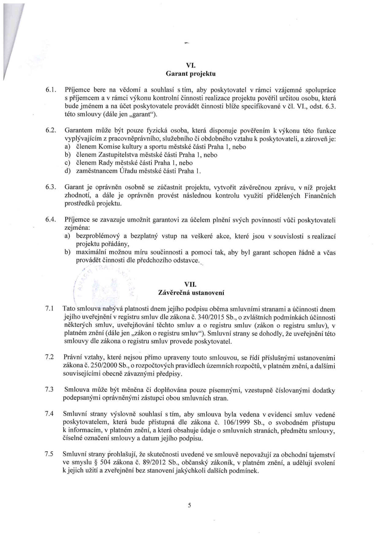 Strana 5 smlouvy obsahující články VI. Garant projektu a VII. Závěrečná ustanovení. Článek VI definuje roli garanta, jehož úkolem je kontrola projektu, a stanovuje podmínky pro jeho výběr (člen komise, zastupitelstva, rady nebo zaměstnanec MČ Praha 1). Článek VII upravuje právní náležitosti smlouvy, včetně její účinnosti po zveřejnění v registru smluv, možnosti změn písemnými dodatky a prohlášení o ochraně obchodního tajemství.