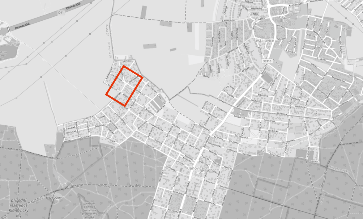 Mapa oblasti mezi obcemi Šestajovice a Klánovice s vyznačenou oblastí (červený obdélník) v blízkosti ulic Černovská, Obědovická a Rodovská. Zobrazené ulice a lokality: Olomoucká, D11, SO Praha 20, Upřková, Černovská, Obědovická, Rodovská, Slatinská, Želkovická, Čibuzská, Divecká, Jemkovická, Chatařská, Chudoměřická, V trninách, V cestách, K rukavičkárně, Věstarská, Rodovská, Křížovická, Vyřanská, Zábražanská, Librantická, Věstarská, Boušova, Karla Kříže, Sendražická, K rukavičkárně, Krovova, Lovčická, Smržovská, Běšnovská, Slavětínská, Kunečická, Krovova, U Besedy, V Záčku, V Soudním, V Pátém, Mechovka, Lochenická, Kuchařská, Nové Dvory, přírodní rezervace Klánovický les, přírodní památka Prameniště Blatovského potoka, Šestajovice, Revoluční, Na Výsluní, Větrná, Západní, Slunečná, Ladova, Pražská, Trojmezní, Smidarská, Konopišťská, Erbenova, Havlíčkova, Holekova, Libčanská, Vodojemská, Šlechtitelská, Ke znaku, Ke kostelíčku, U Hřiště, Tyršova, Palackého, Čechova, V březinách, Šestajovický potok, V jehličné, Středočeský kraj.