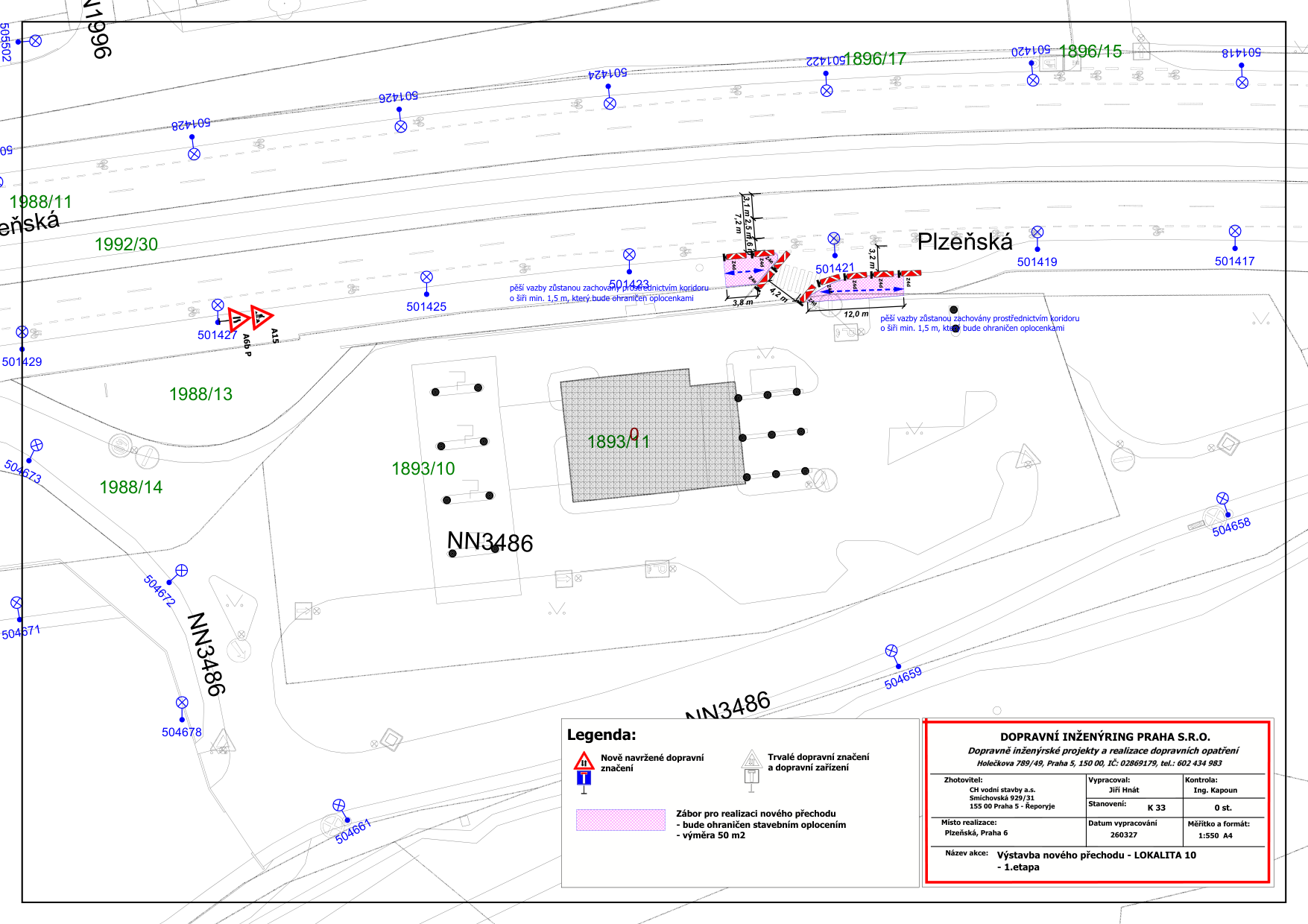 Situační nákres dopravního značení pro výstavbu nového přechodu v lokalitě Plzeňská, Praha 6. Dokument obsahuje katastrální čísla parcel (např. 1996, 1896/17, 1896/15, 1988/11, 1992/30, 1988/13, 1893/10, 1893/11, NN3486). Vyznačeny jsou koridory pro pěší o šířce min. 1,5 m a zábor pro realizaci přechodu (50 m2). Legenda: Nově navržené dopravní značení, Trvalé dopravní značení a dopravní zařízení, Zábor pro realizaci nového přechodu - bude ohrazen stavebním oplocením - výměra 50 m2. Informace o projektu: DOPRAVNÍ INŽENÝRING PRAHA S.R.O., projekt 'Výstavba nového přechodu - LOKALITA 10 - 1.etapa'. Zhotovitel: CH vodní stavby a.s., Holečkova 789/49, Praha 5. Vypracoval: Jiří Hnát, Kontrola: Ing. Kapoun, Stanovení: K 33, Datum: 260327, Měřítko: 1:550 A4.