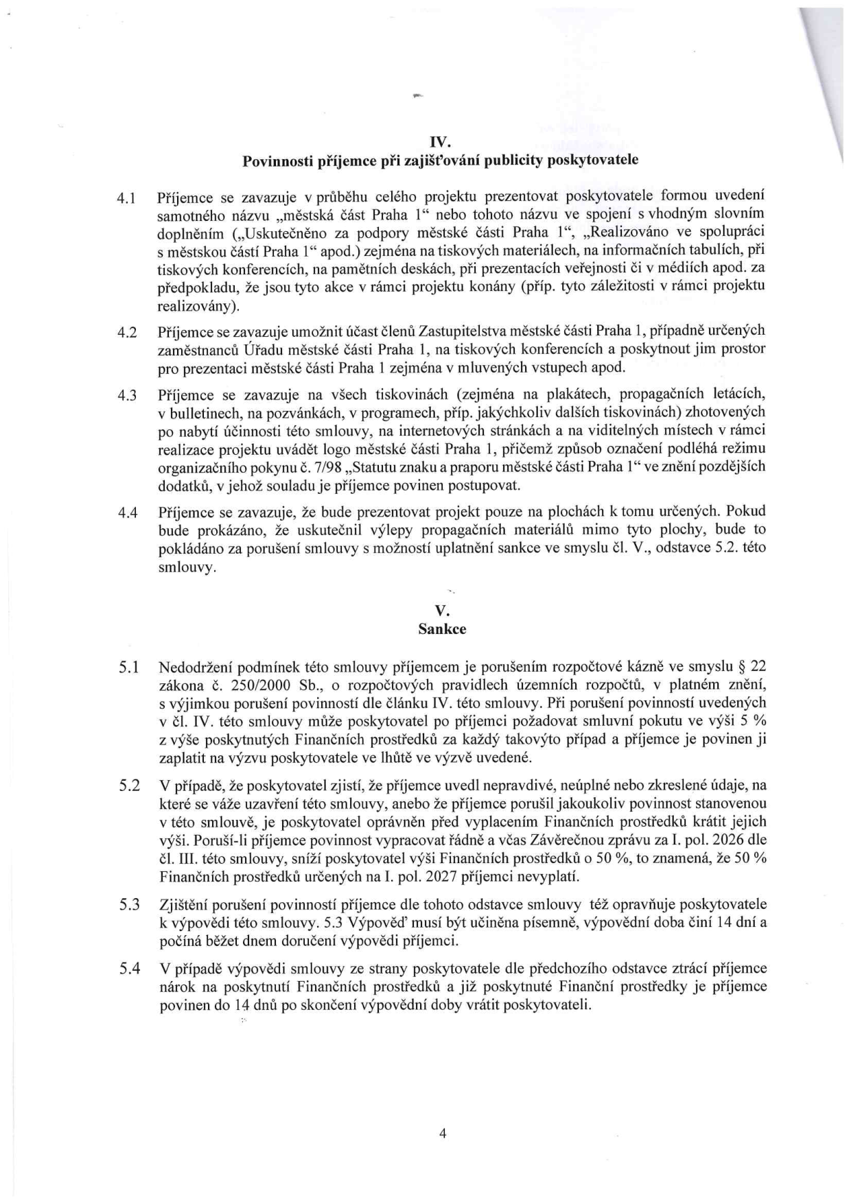 Strana 4 smlouvy obsahující články IV. (Povinnosti příjemce při zajišťování publicity poskytovatele) a V. (Sankce). Článek IV. specifikuje povinnost příjemce prezentovat městskou část Praha 1 v rámci projektu, umožnit účast zástupců městské části na akcích, používat logo dle organizačního pokynu č. 7/98 a prezentovat projekt pouze na určených plochách. Článek V. definuje sankce za porušení rozpočtové kázně (smluvní pokuta 5 % z výše prostředků), postup při uvedení nepravdivých údajů (krácení prostředků o 50 %) a podmínky pro výpověď smlouvy (14denní výpovědní lhůta, povinnost vrátit prostředky).