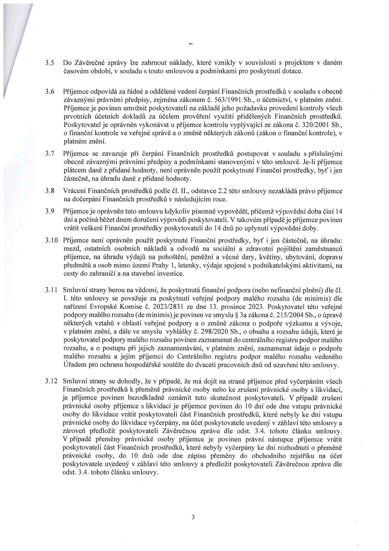 Strana 3 smlouvy o poskytnutí dotace obsahující body 3.5 až 3.12: 3.5 Zahrnutí nákladů do závěrečné zprávy. 3.6 Povinnost příjemce vést řádné účetnictví a umožnit kontrolu dle zákona č. 563/1991 Sb. a č. 320/2001 Sb. 3.7 Povinnost postupovat dle předpisů; zákaz použití dotace na úhradu DPH, pokud je příjemce plátcem. 3.8 Vrácení prostředků nezakládá právo na dočerpání v dalším roce. 3.9 Možnost výpovědi smlouvy příjemcem s 14denní výpovědní lhůtou. 3.10 Seznam výdajů, na které nelze dotaci použít (mzdy, osobní náklady, dary, květiny, ubytování, doprava mimo Prahu 1, zahraniční cesty, stavební investice). 3.11 Informace o veřejné podpoře malého rozsahu (de minimis) dle nařízení EU č. 2023/2831 a zákona č. 215/2004 Sb. 3.12 Postup při přeměně nebo zrušení právnické osoby příjemce a povinnost vrátit nevyčerpané prostředky.
