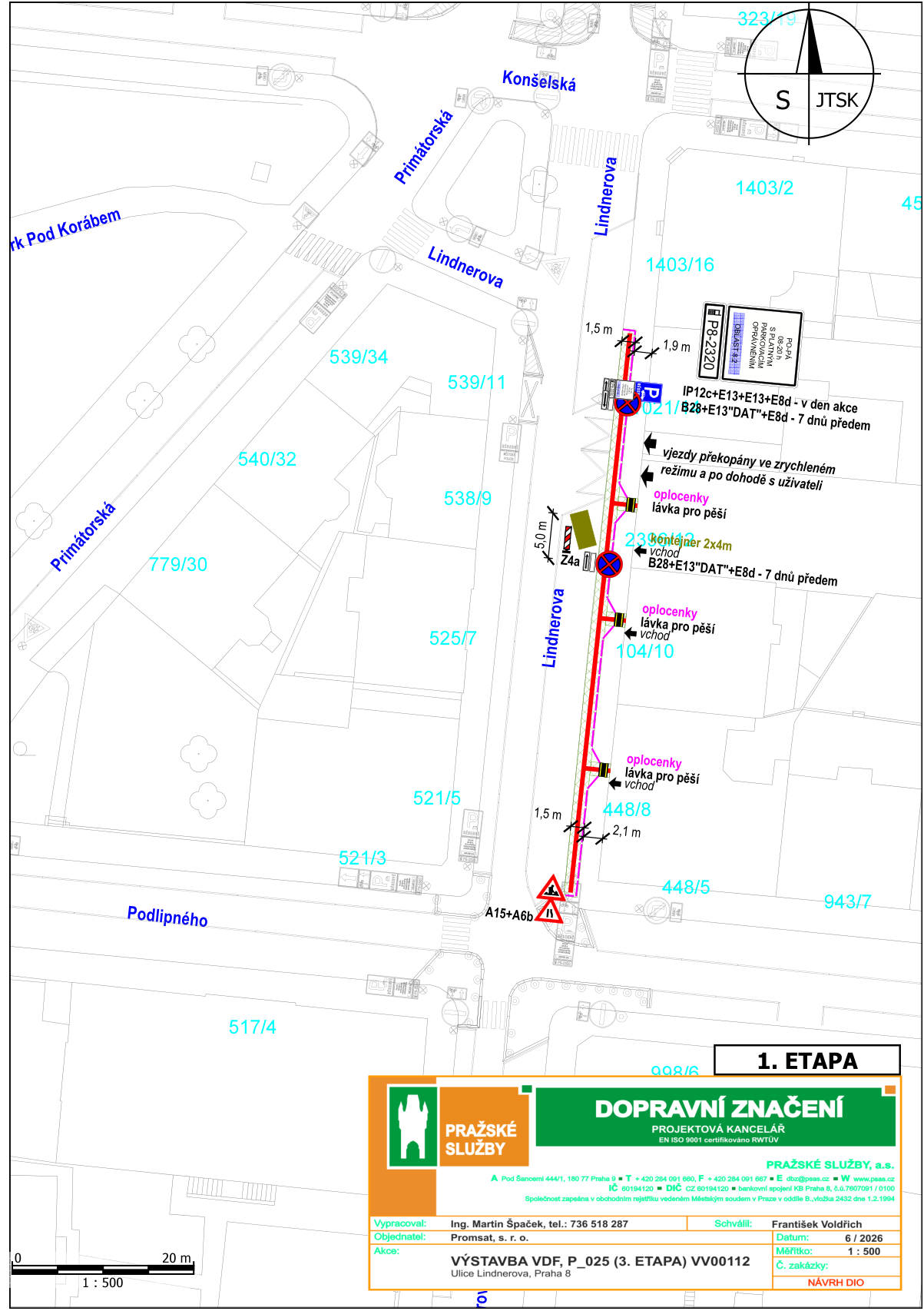 Situační plán dopravního značení pro 1. etapu výstavby VDF (P_025, 3. etapa, VV00112) v ulici Lindnerova, Praha 8. Mapa zobrazuje uzavírku ulice Lindnerova, oplocení, vjezdy, lávky pro pěší a umístění dopravních značek (IP12c, E13, E8d, B28, Z4a, A15+A6b). Obsahuje informace o omezení parkování (P8-2320), vjezdech v zrychleném režimu a vstupech k objektům. Dokument vypracoval Ing. Martin Špaček (tel: 736 518 287), schválil František Voldřich. Zhotovitel: Pražské služby, a.s., objednatel: Promsat, s. r. o. Datum: 6/2026, měřítko 1:500.