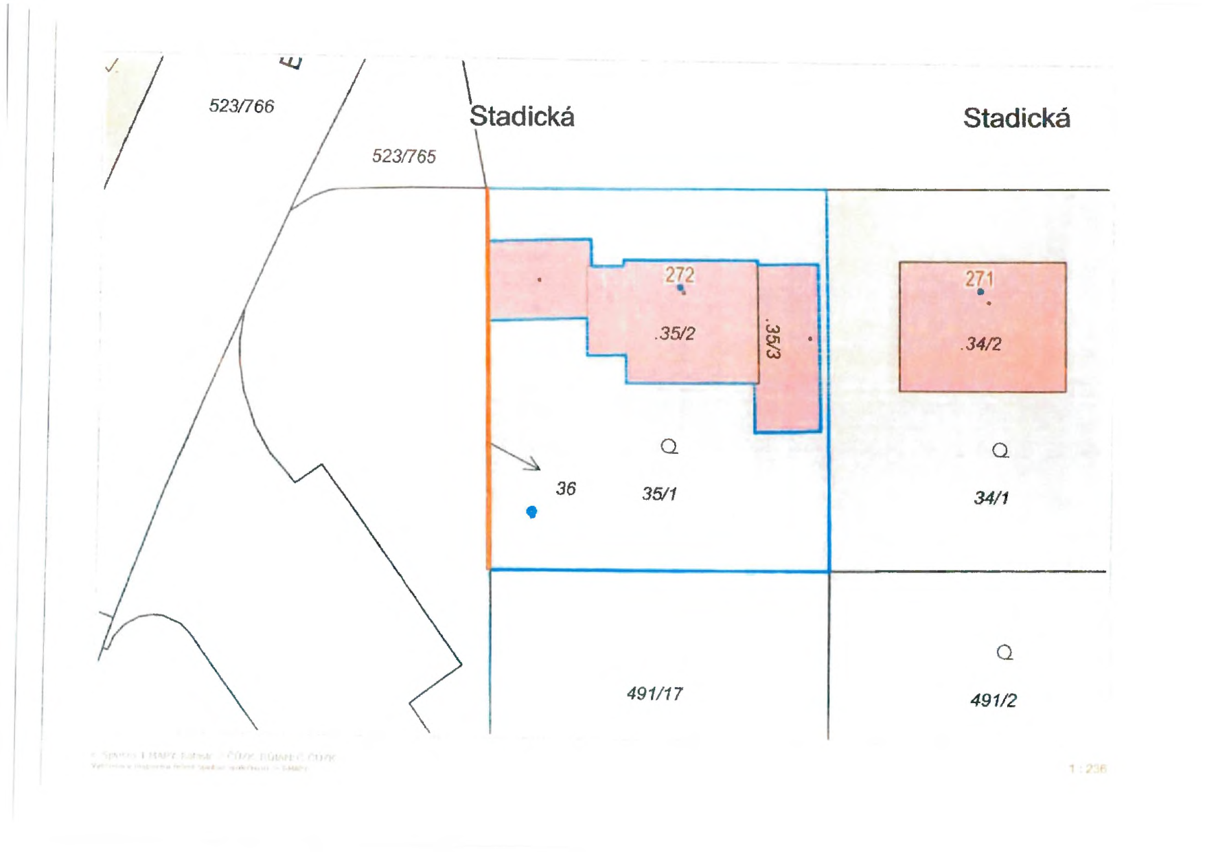 Výřez z katastrální mapy zobrazující parcely v lokalitě Stadická. Zobrazená čísla parcel: 523/766, 523/765, 35/2 (s budovou č.p. 272), 35/3, 34/2 (s budovou č.p. 271), 35/1, 491/17, 491/2. U parcely 35/1 je uvedeno číslo 36 a šipka. V pravém dolním rohu je uvedeno měřítko 1:236.