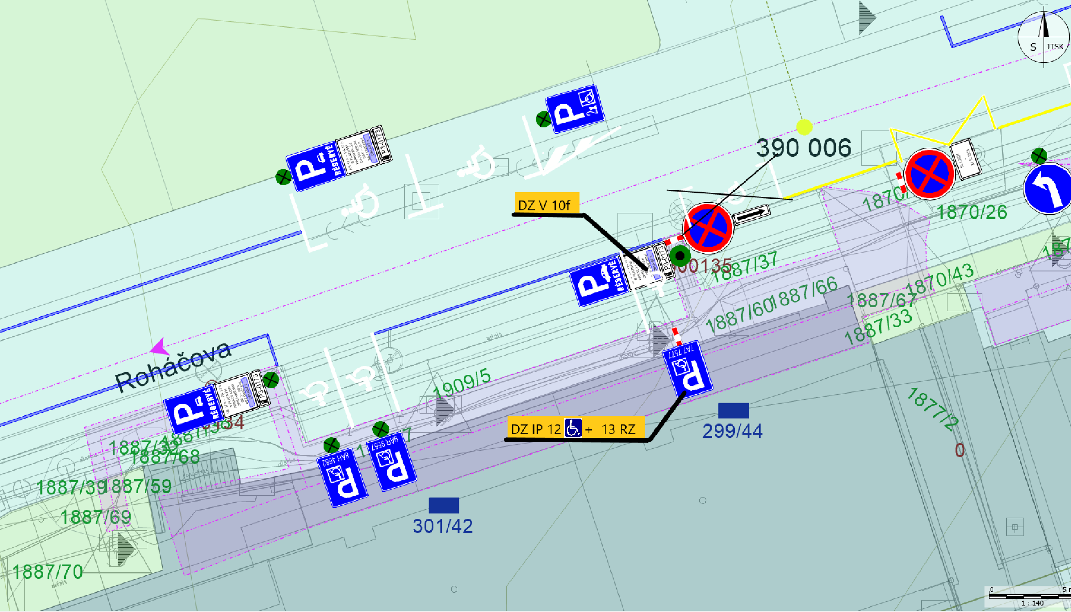 Situační nákres dopravního značení v ulici Roháčova. Obsahuje vyznačení parkovacích míst, včetně vyhrazených parkovišť (P RÉSERVÉ) a parkovišť pro invalidy (symbol vozíčkáře, DZ IP 12 + 13 RZ). Dále je zde vyznačeno vodorovné značení (DZ V 10f), zákaz zastavení (značka s červeným křížem) a šipky směru jízdy. V mapě jsou uvedena čísla parcel, např. 1887/39, 1887/59, 1887/69, 1887/70, 1887/34, 1887/68, 1909/5, 301/42, 299/44, 1887/60, 1887/66, 1887/67, 1887/33, 1887/37, 1870/26, 1870/43, 1877/2. Uvedeno číslo 390 006 a měřítko 1:140.