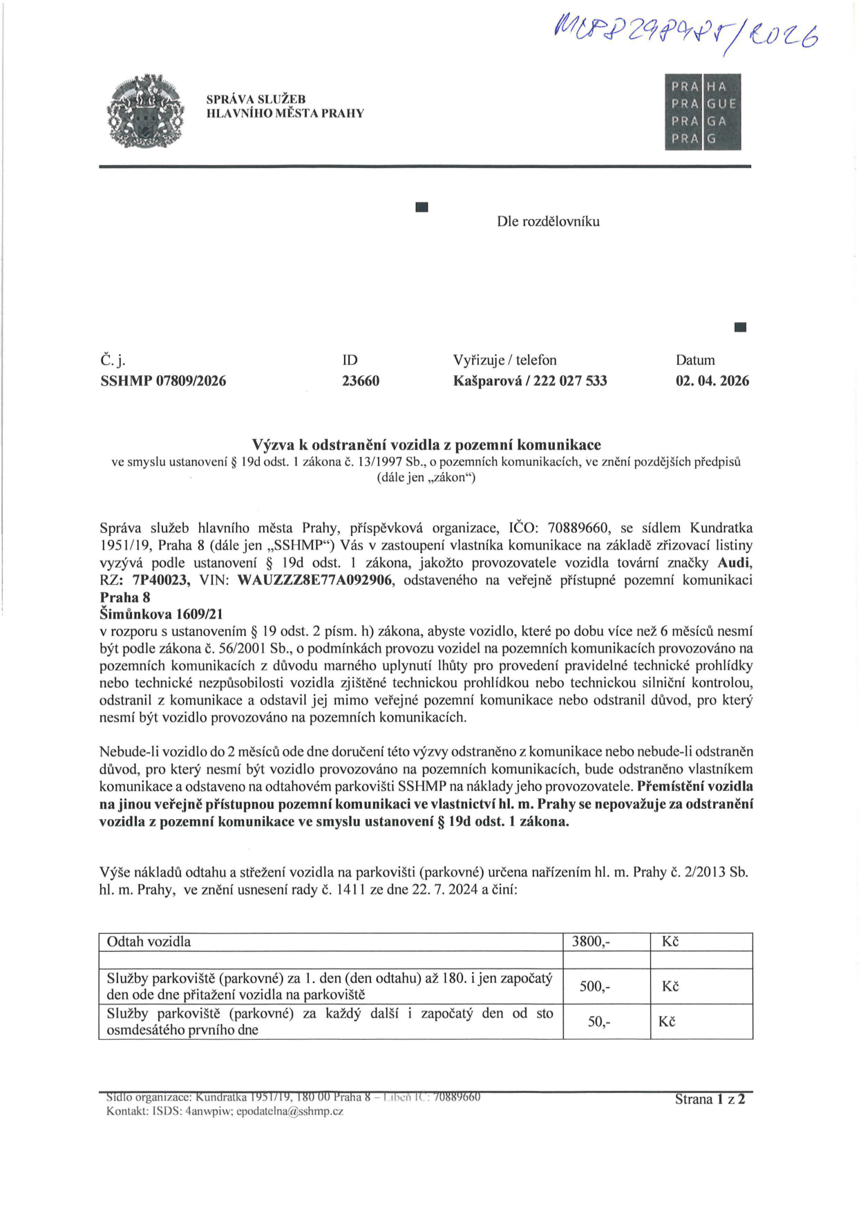 Úřední výzva k odstranění vozidla z pozemní komunikace, vydaná Správou služeb hlavního města Prahy (SSHMP), č. j. SSHMP 07809/2026, datum 02. 04. 2026. Předmětem je vozidlo značky Audi, RZ: 7P40023, VIN: WAUZZZ8E77A092906, odstavené na adrese Šimůnkova 1609/21, Praha 8. Vozidlo nesmí být provozováno z důvodu propadlé technické kontroly (více než 6 měsíců). Majitel je vyzván k odstranění vozidla do 2 měsíců od doručení výzvy. Dokument obsahuje ceník nákladů na odtah a parkovné: odtah vozidla 3800 Kč, parkovné za 1. až 180. den 500 Kč/den, od 181. dne 50 Kč/den.