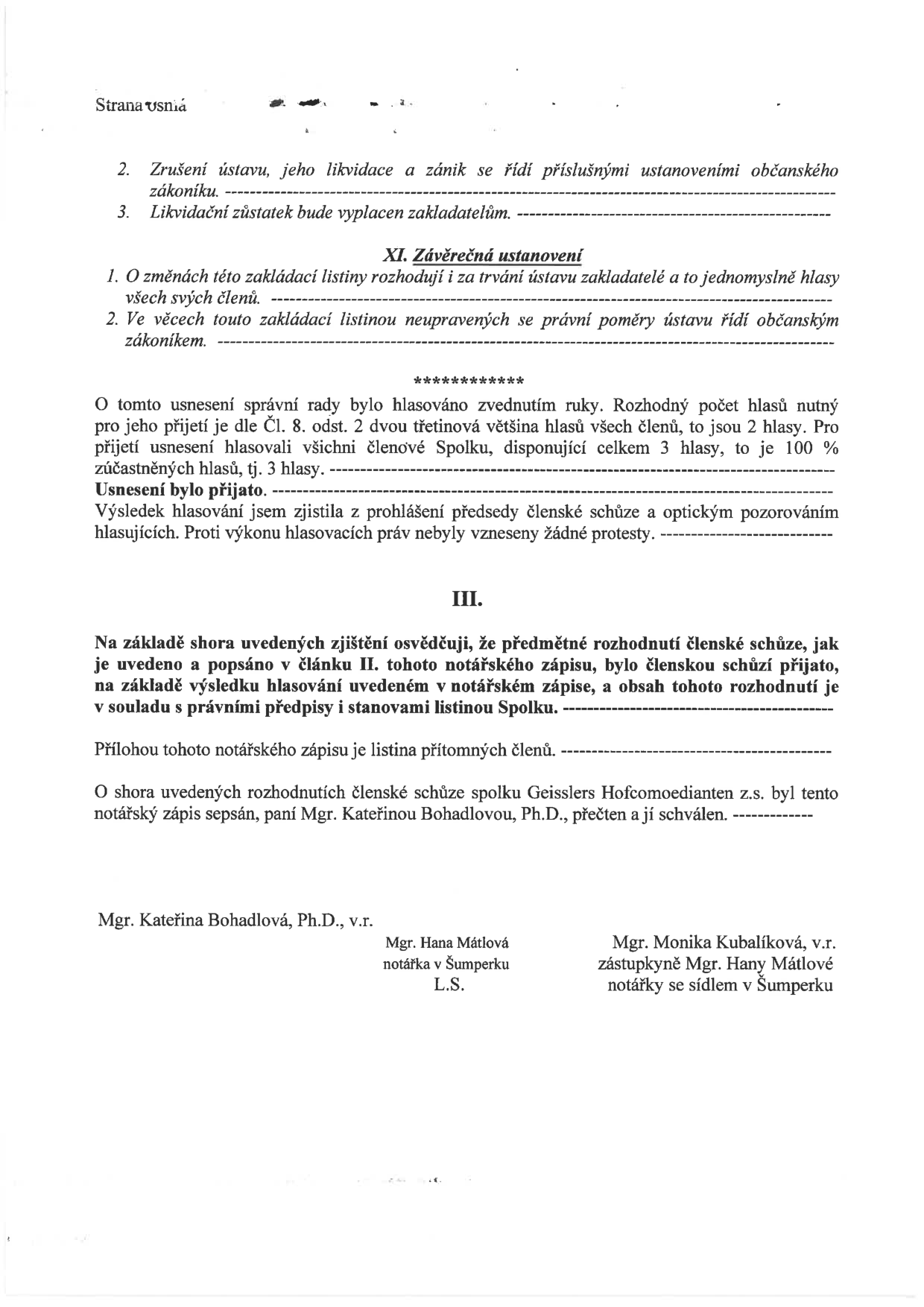 Výňatek z notářského zápisu spolku Geisslers Hofcomoedianten z.s. Obsahuje závěrečná ustanovení (XI.) o změnách zakládací listiny a právních poměrech, dále potvrzení o hlasování na členské schůzi (přijato všemi 3 hlasy, tj. 100 %) a závěrečné prohlášení notářky Mgr. Hany Mátlové (zastoupené Mgr. Monikou Kubalíkovou) o souladu rozhodnutí s právními předpisy a stanovami. Dokument je podepsán Mgr. Kateřinou Bohadlovou, Ph.D. a notářkou Mgr. Hanou Mátlovou (zastoupenou Mgr. Monikou Kubalíkovou).