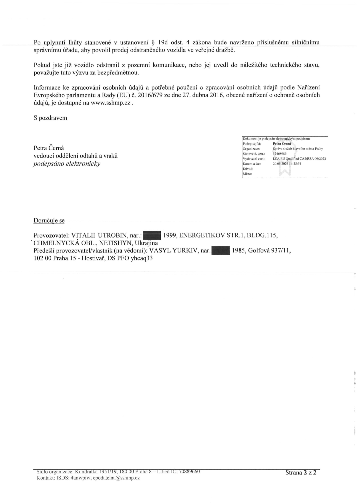 Druhá strana úředního oznámení Správy služeb hlavního města Prahy týkajícího se odstranění vozidla. Text obsahuje: poučení o postupu po uplynutí lhůty dle § 19d odst. 4 zákona (návrh na prodej ve veřejné dražbě), informaci o neplatnosti výzvy v případě již provedeného odstranění nebo opravy vozidla, odkaz na informace o zpracování osobních údajů (www.sshmp.cz). Podepsáno elektronicky: Petra Černá, vedoucí oddělení odtahů a vraků, datum podpisu 20.05.2026. Adresáti: Provozovatel Vitalii Utrobin (nar. 1999, Energetikov str. 1, bldg. 115, Chmelnycká obl., Netishyn, Ukrajina) a předchozí provozovatel/vlastník Vasyl Yurkiv (nar. 1985, Golfová 937/11, 102 00 Praha 15 - Hostivař, DS PFO yhcaq33). Sídlo organizace: Kundratka 1951/19, 180 00 Praha 8 - Libeň, IČ: 70889660, kontakt: epodatelna@sshmp.cz.