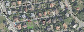 Situační nákres dopravního značení a uzavírky v ulicích Červencová, Srpnová, Záříjová a K Lomu. Jsou zde vyznačeny ulice SRPNOVÁ, ČERVENCOVÁ, ZÁŘÍJOVÁ a K LOMU…