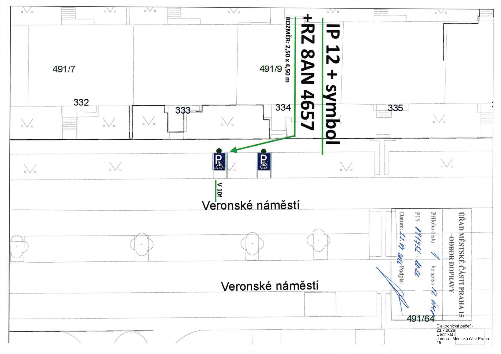 Situační nákres dopravního značení na Veronském náměstí, Praha 15. Plán obsahuje vyznačení dvou parkovacích míst pro invalidy (symboly IP 12 a V 10f) u budov s čísly popisnými 332, 333, 334 a 335, a parcelami 491/7, 491/9 a 491/64. Uvedené rozměry parkovacího místa jsou 2,50 x 4,50 m. Dokument obsahuje razítko Úřadu městské části Praha 15, odbor dopravy, s datem 22. 04. 2021 a číslem spisu P15 - 041452/2021.