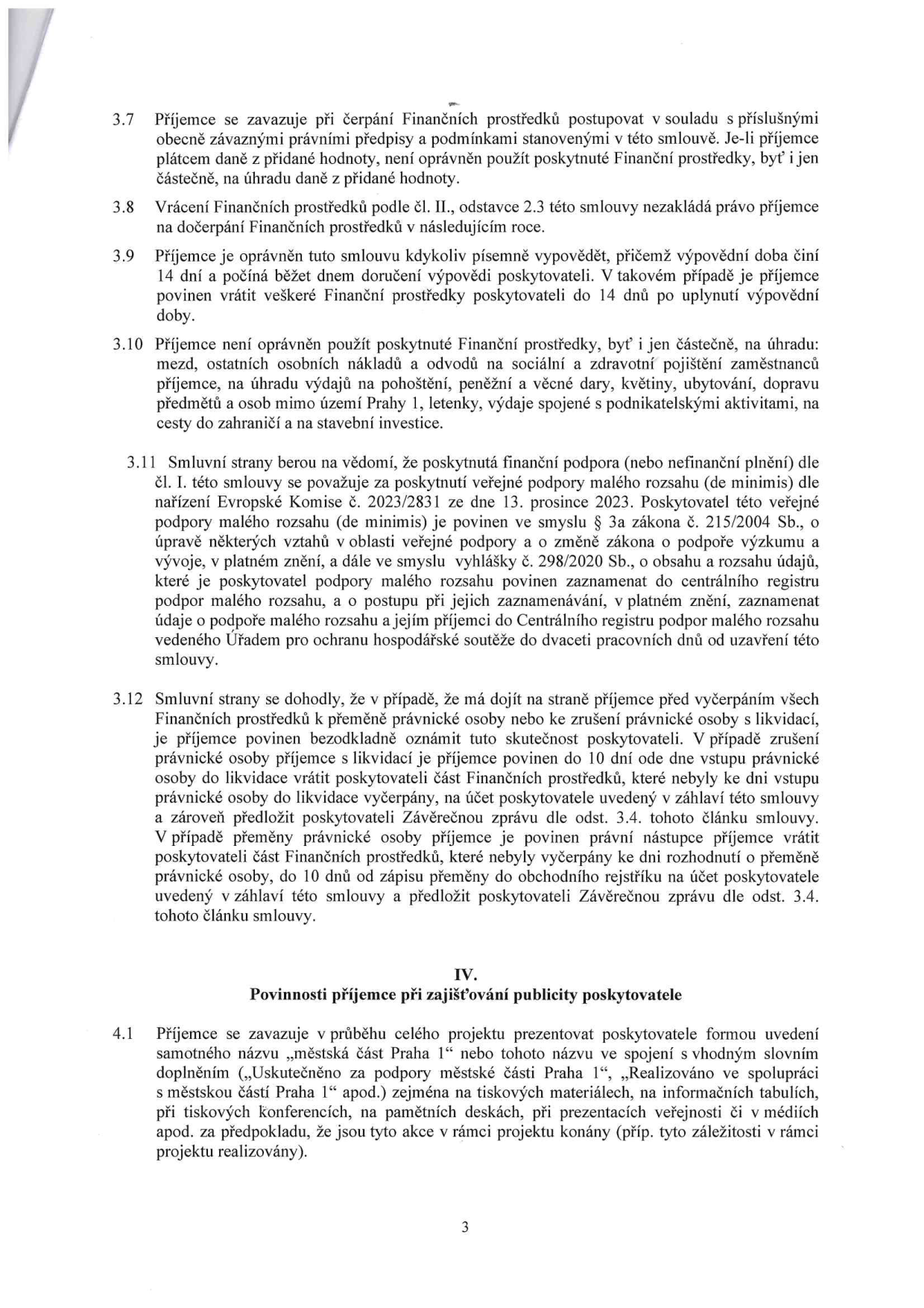 Strana 3 smlouvy obsahující body 3.7 až 4.1. Body 3.7-3.10 definují pravidla pro čerpání finančních prostředků (zákaz úhrady DPH, vracení prostředků, výpověď smlouvy, zakázané výdaje jako mzdy, pohoštění, dary, cestovné mimo Prahu 1 atd.). Bod 3.11 řeší poskytnutí veřejné podpory malého rozsahu (de minimis) dle nařízení EU č. 2023/2831. Bod 3.12 upravuje postup v případě přeměny nebo zrušení právnické osoby příjemce. Článek IV (bod 4.1) stanovuje povinnosti příjemce ohledně publicity poskytovatele (městská část Praha 1) v rámci projektu.