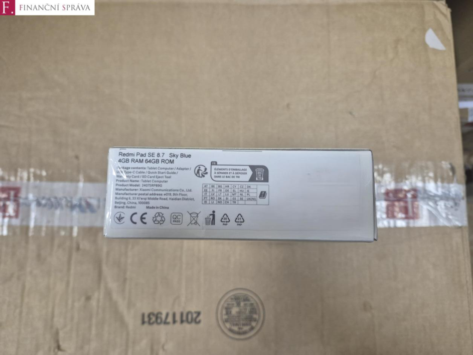 Štítek na obalu produktu: Redmi Pad SE 8.7, barva Sky Blue, 4GB RAM, 64GB ROM. Obsah balení: Tablet Computer, adaptér, USB Type-C kabel, stručný návod, záruční list, nástroj na vysunutí SD karty. Název produktu: Tablet Computer, model: 24075RP89G. Výrobce: Xiaomi Communications Co., Ltd., adresa: #019, 9th Floor, Building 6, 33 Xi'erqi Middle Road, Haidian District, Beijing, China, 100085. Značka: Redmi. Vyrobeno v Číně. Obsahuje recyklační symboly a seznam zemí EU, kde je produkt určen k prodeji.