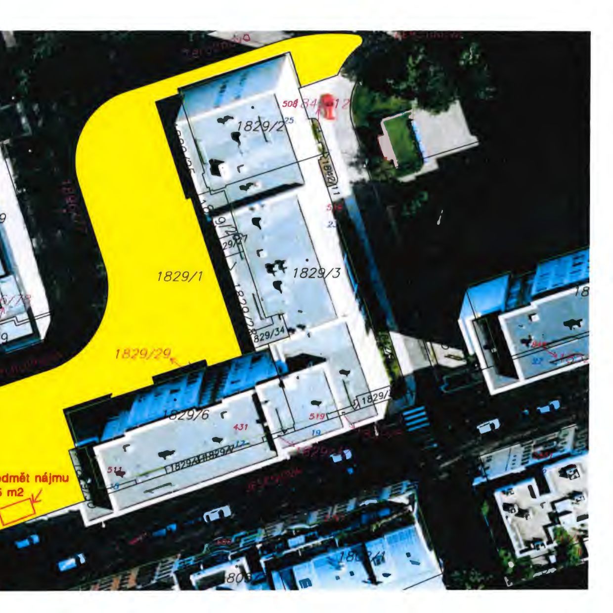 Ortofoto mapa s vyznačenými parcelními čísly a zvýrazněnou plochou (pravděpodobně předmět nájmu).