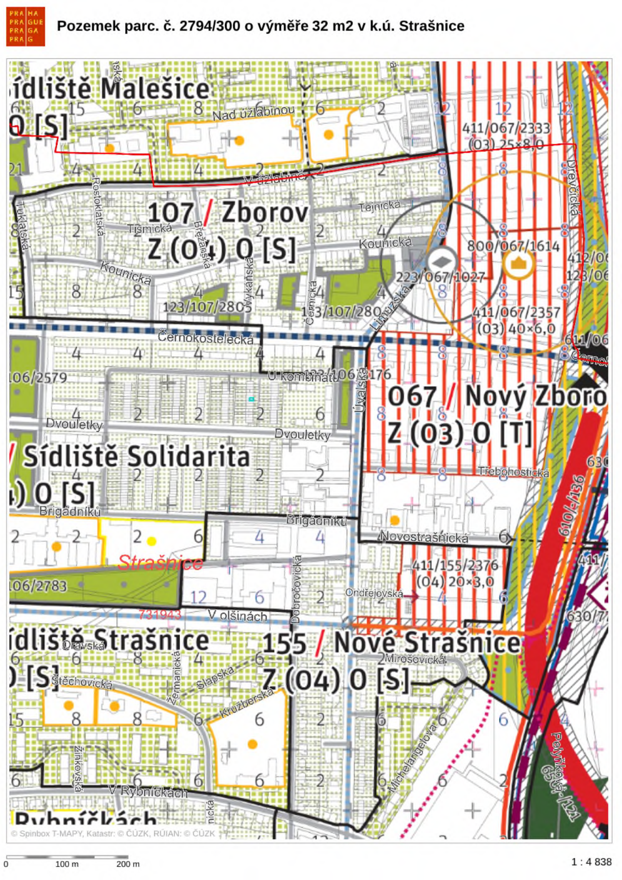 Výřez katastrální mapy s vyznačením pozemku parc. č. 2794/300 o výměře 32 m2 v k.ú. Strašnice. Mapa zobrazuje oblast pražských Strašnic, Malešic a Nových Strašnic s vyznačenými ulicemi (např. Nad úžlabinou, Černokostelecká, V olšinách, Limuzská, U kombinátu, Brigádníků, Novostrašnická, Dobročovická, Ondřejovská, Mirošovická, Kružberská, Michelangelova, Žinkovská, V rybníčkách, Slapská, Žermanická, Štěchovická, Dřevčická, Kounická, Tejnická, Břežanská, Rostoklatská, Tuklatská) a územními celky (Sídliště Malešice, Zborov, Sídliště Solidarita, Nové Strašnice). Obsahuje měřítko 1:4 838 a tiráž Spinbox T-MAPY, Katastr: © ČÚZK, RÚIAN: © ČÚZK.