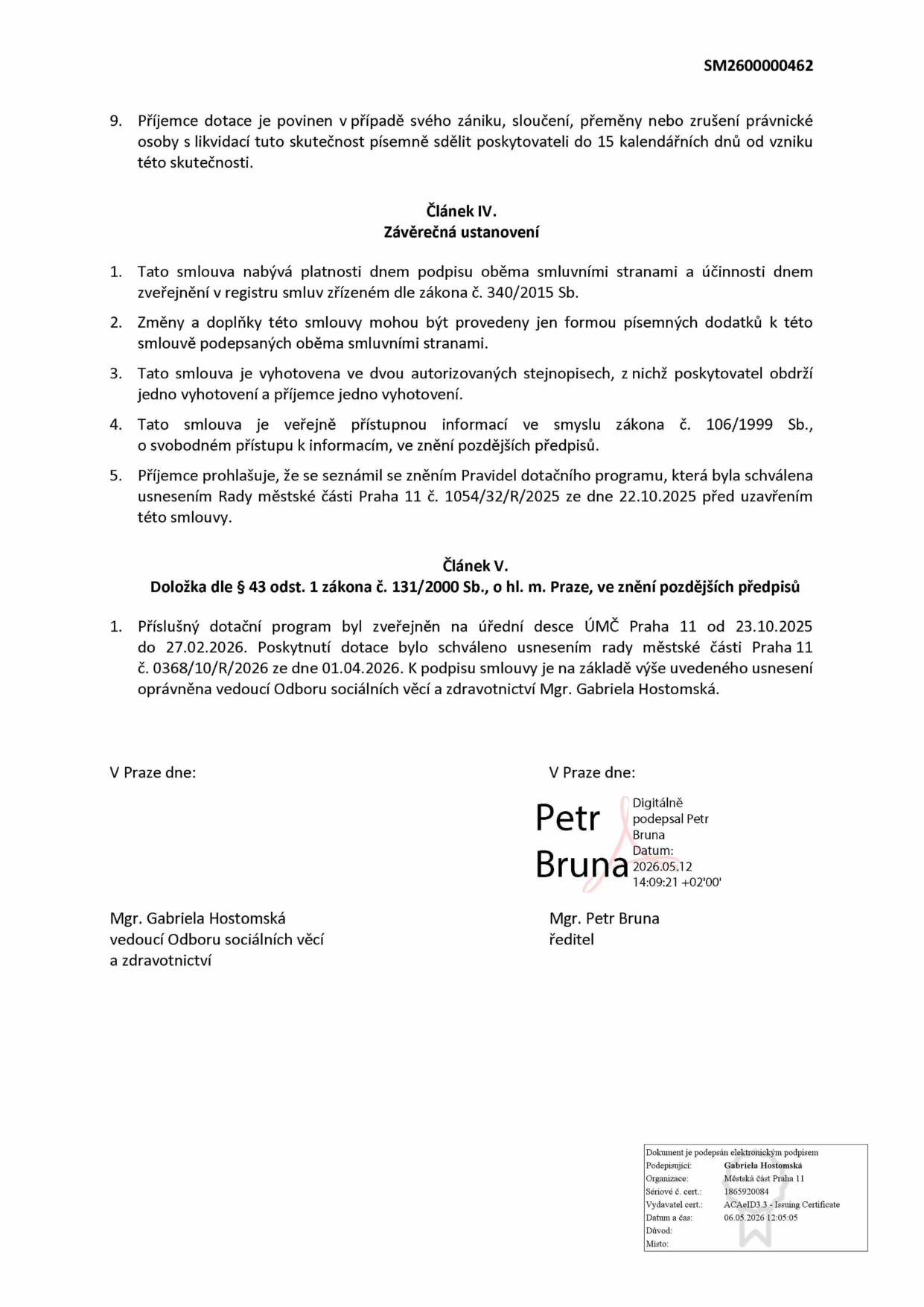 Závěrečná ustanovení smlouvy (Článek IV. a V.) s číslem SM2600000462. Obsahuje informace o platnosti smlouvy, změnách, počtu vyhotovení a zveřejnění. Doložka dle § 43 odst. 1 zákona č. 131/2000 Sb. uvádí, že dotační program byl zveřejněn na úřední desce ÚMČ Praha 11 od 23.10.2025 do 27.02.2026 a poskytnutí dotace bylo schváleno usnesením rady městské části Praha 11 č. 0368/10/R/2026 ze dne 01.04.2026. Podepsáni: Mgr. Gabriela Hostomská (vedoucí Odboru sociálních věcí a zdravotnictví) a Mgr. Petr Bruna (ředitel). Elektronický podpis Gabriely Hostomské ze dne 06.05.2026.