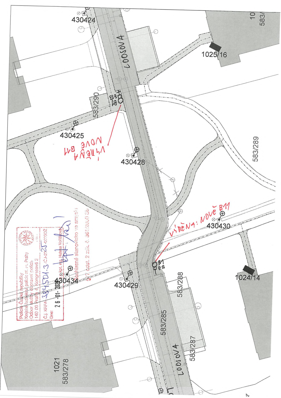 Situační nákres dopravního značení v ulici Loosova s ručně psanými poznámkami o výměně značek.