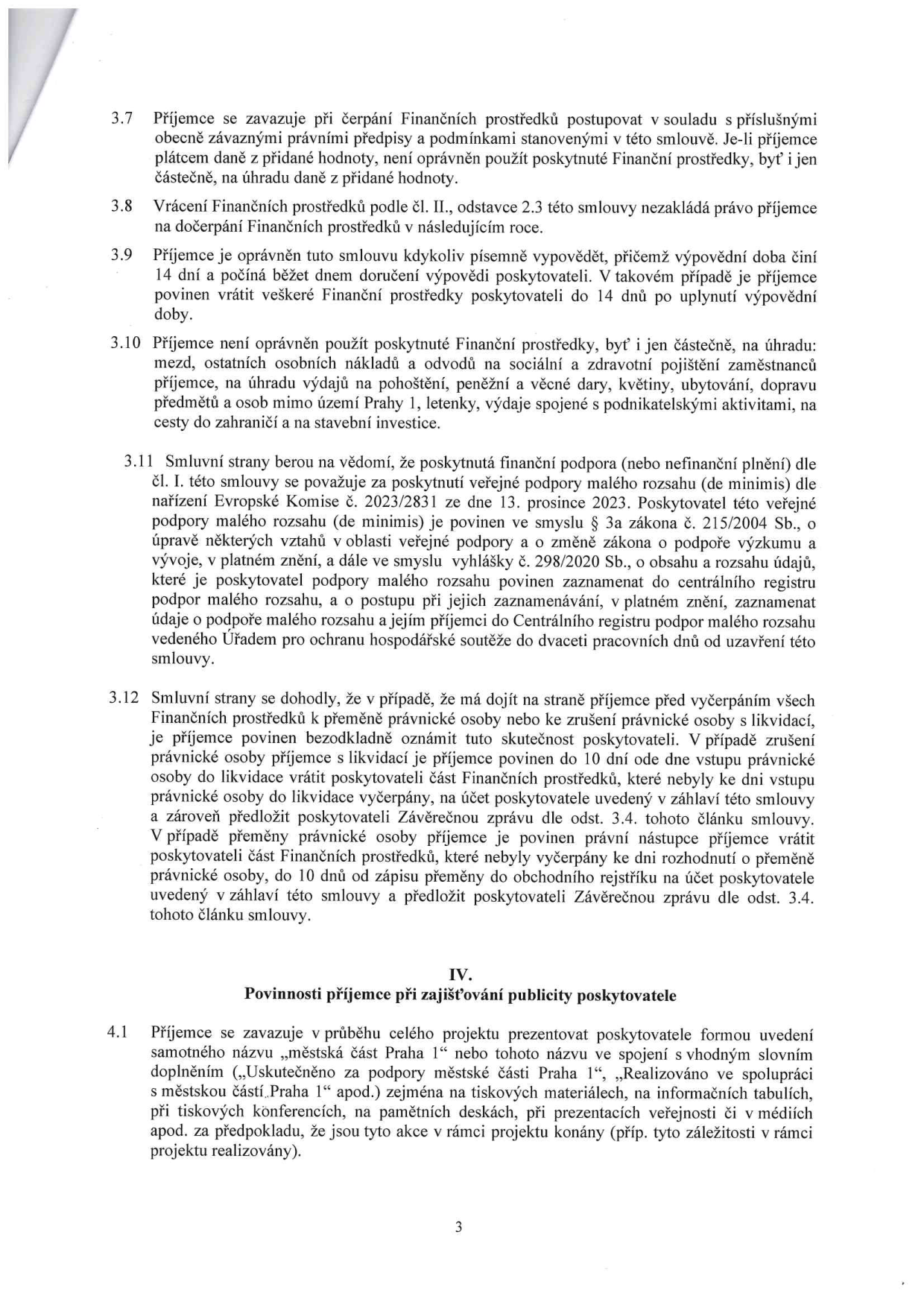 Strana 3 smlouvy obsahující body 3.7 až 4.1. Body 3.7-3.10 definují pravidla pro čerpání finančních prostředků, zákaz jejich použití na mzdy, pohoštění, dary, cesty do zahraničí či investice, a podmínky výpovědi smlouvy. Bod 3.11 řeší poskytnutí veřejné podpory malého rozsahu (de minimis) dle nařízení EU č. 2023/2831 a zákona č. 215/2004 Sb. Bod 3.12 upravuje postup v případě přeměny nebo zrušení právnické osoby příjemce. Článek IV, bod 4.1, stanovuje povinnost příjemce prezentovat poskytovatele (městskou část Praha 1) v rámci projektu na tiskových materiálech, informačních tabulích, konferencích či v médiích.