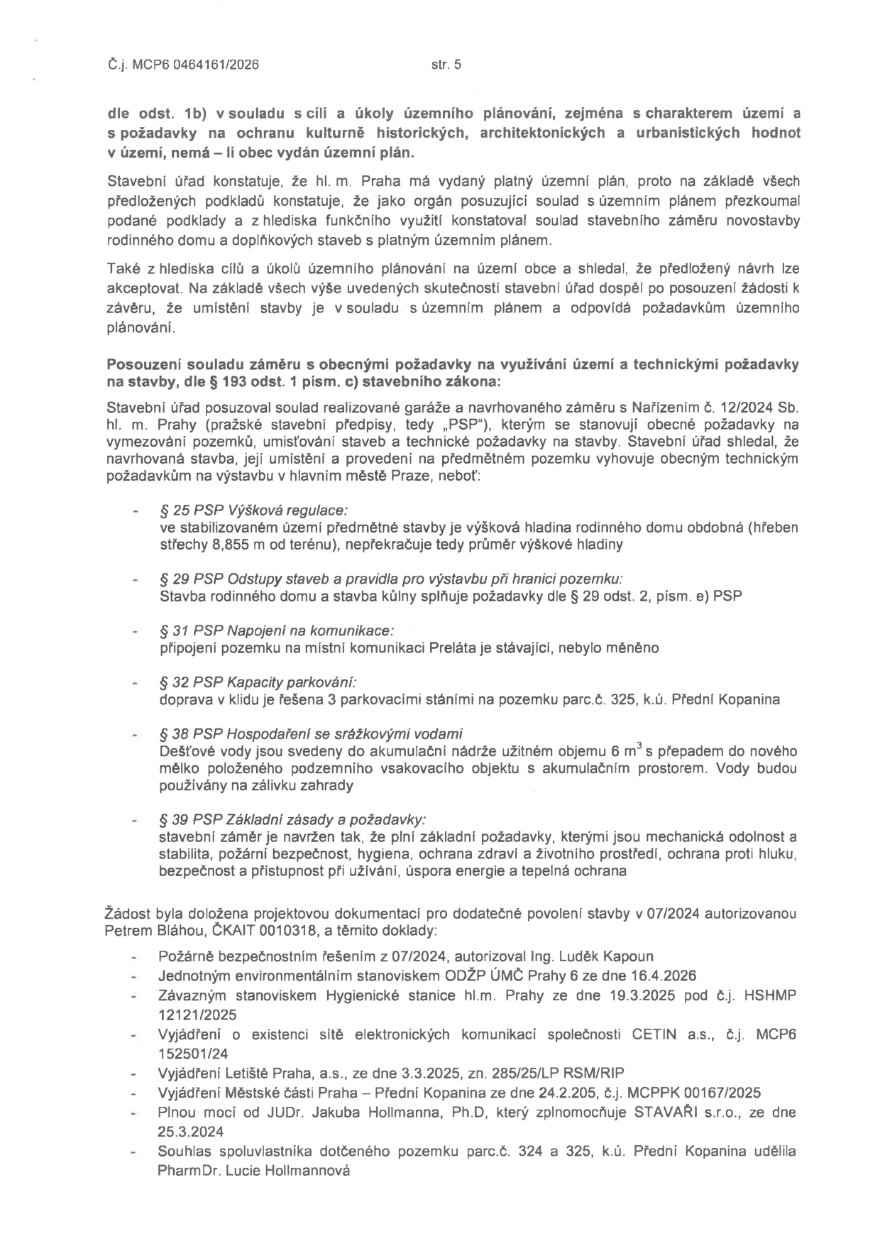 Strana 5 úředního dokumentu č.j. MCP6 0464161/2026. Stavební úřad konstatuje soulad novostavby rodinného domu a doplňkových staveb s územním plánem a technickými požadavky (PSP - Pražské stavební předpisy). Obsahuje posouzení dle § 25 (výšková regulace: 8,855 m), § 29 (odstupy), § 31 (napojení na komunikaci Preláta), § 32 (parkování na parc. č. 325, k.ú. Přední Kopanina), § 38 (hospodaření se srážkovými vodami: 6 m3 nádrž) a § 39 (základní požadavky). Seznam podkladů: projektová dokumentace (07/2024, Petr Bláha, ČKAIT 0010318), požárně bezpečnostní řešení (Ing. Luděk Kapoun), stanovisko ODŽP ÚMČ Praha 6 (16.4.2026), stanovisko Hygienické stanice hl.m. Prahy (19.3.2025, č.j. HSHMP 12121/2025), vyjádření CETIN a.s. (č.j. MCP6 152501/24), vyjádření Letiště Praha, a.s. (3.3.2025, zn. 285/25/LP RSM/RIP), vyjádření Městské části Praha – Přední Kopanina (24.2.205, č.j. MCPPK 00167/2025), plná moc (JUDr. Jakub Hollmann, Ph.D., 25.3.2024) a souhlas spoluvlastníka (PharmDr. Lucie Hollmannová, parc. č. 324 a 325, k.ú. Přední Kopanina).