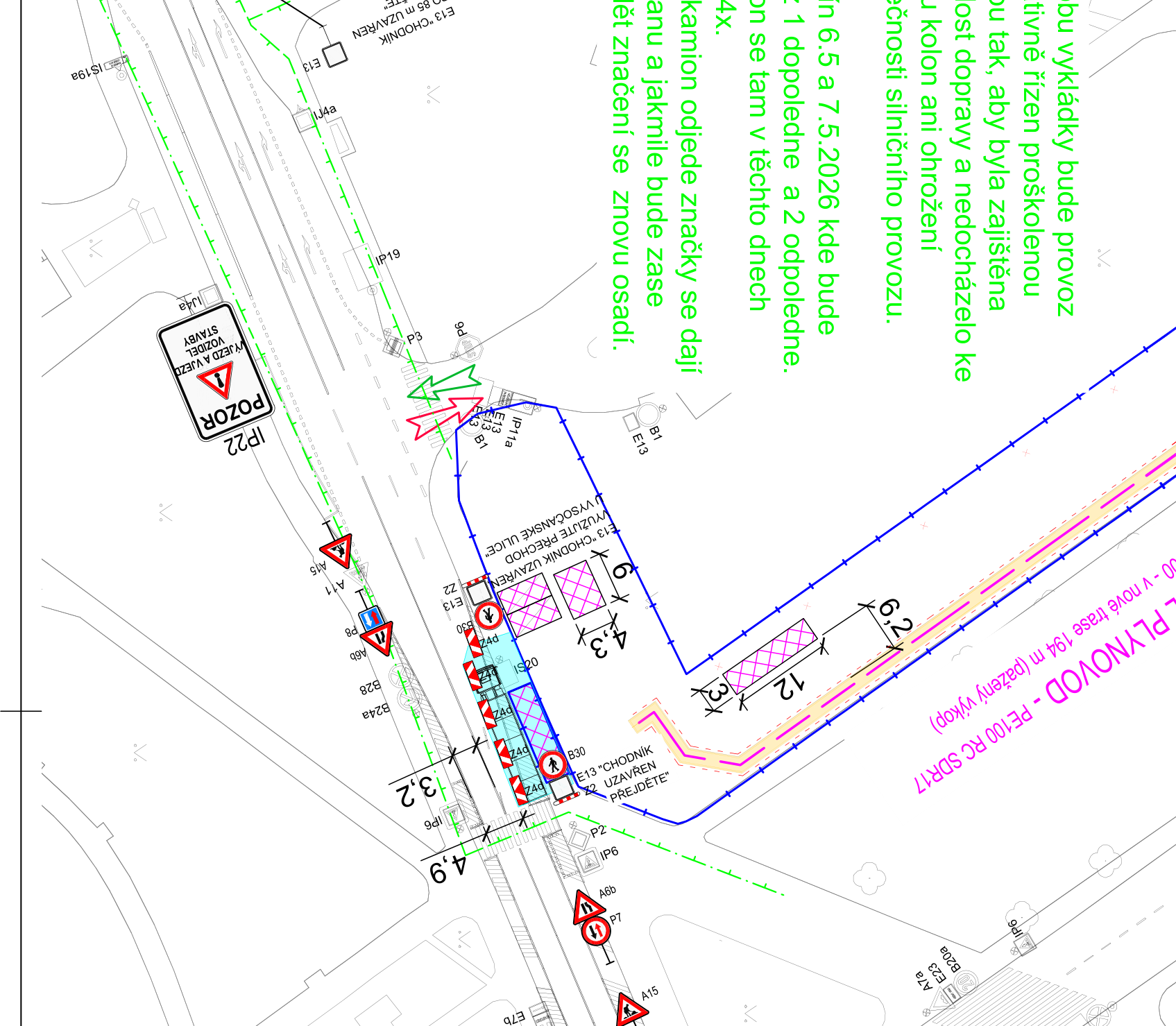 Situační plán dopravního značení pro stavbu plynovodu (PE100 RC SDR17, délka 194 m). Textové pokyny: '...vykládky bude provoz aktivně řízen proškolenou osobou tak, aby byla zajištěna plynulost dopravy a nedocházelo ke vzniku kolon ani ohrožení bezpečnosti silničního provozu.' Dále: '...6.5. a 7.5.2026 kde bude cca 1 dopoledne a 2 odpoledne kamion se tam v těchto dnech 4x. Jakmile kamion odjede značky se dají stranou a jakmile bude zase přijíždět značení se znovu osadí.' V plánu jsou vyznačeny dopravní značky (např. IP22 'POZOR VÝJEZD VOZIDEL STAVBY', B30, A11, A15, IP6) a texty upozorňující na uzavřený chodník: 'CHODNÍK UZAVŘEN VYUŽIJTE PŘECHOD VYSOCANSKÉ ULICE' a 'CHODNÍK UZAVŘEN PŘEJĎETE'.