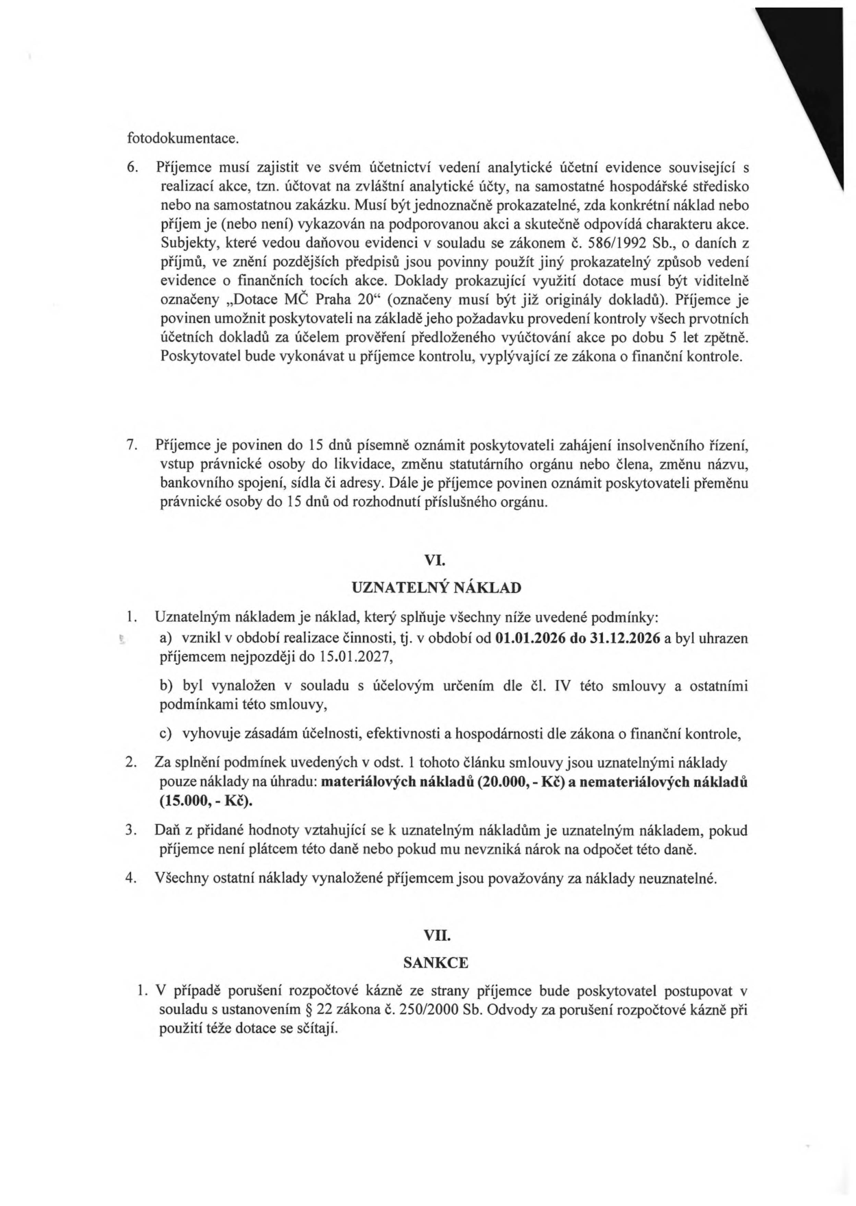 Výňatek ze smlouvy o poskytnutí dotace. Bod 6: Povinnost vést analytickou účetní evidenci, označovat doklady 'Dotace MČ Praha 20' a uchovávat je 5 let. Bod 7: Povinnost oznámit do 15 dnů insolvenci, změny v právnické osobě, názvu či sídle. Článek VI. Uznatelný náklad: a) vznikl v období 01.01.2026 až 31.12.2026 a uhrazen do 15.01.2027, b) v souladu s účelem, c) zásady účelnosti a hospodárnosti. Uznatelné náklady: materiálové (20.000 Kč) a nemateriálové (15.000 Kč). DPH je uznatelným nákladem, pokud příjemce není plátce. Článek VII. Sankce: Porušení rozpočtové kázně se řeší dle zákona č. 250/2000 Sb.