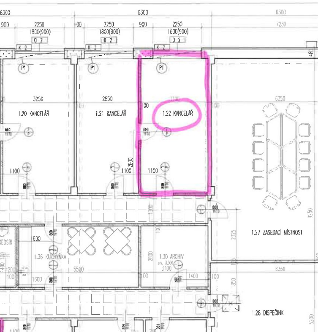Půdorysný plán části budovy s označenými kancelářemi a technickými místnostmi.