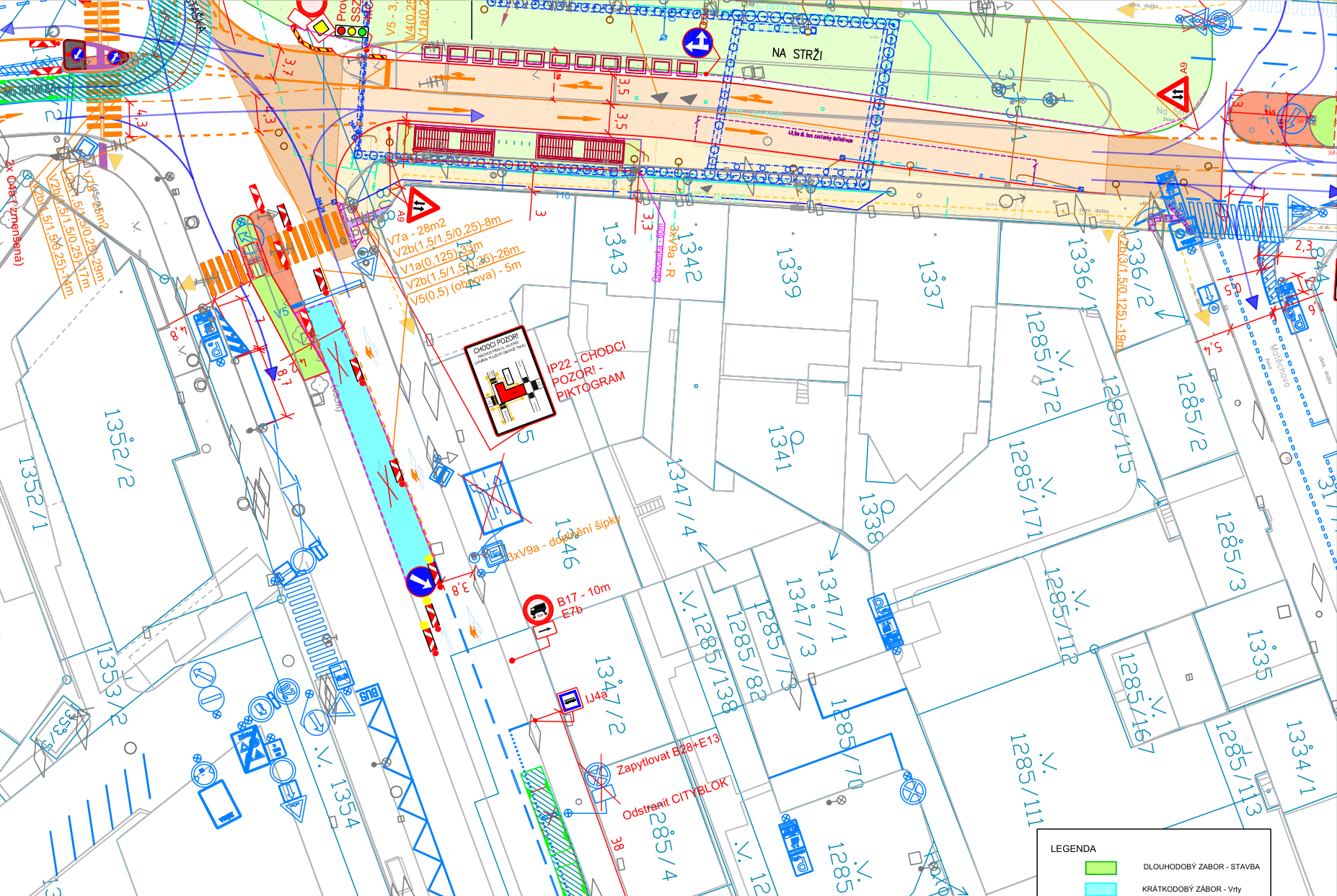 Situační plán stavby (dopravní značení a zábor) v oblasti ulice Na Strži. Obsahuje katastrální čísla parcel (např. 1343, 1347/4, 1285/172, 1354), technické údaje o vodorovném dopravním značení (např. V7a - 28m2, V2b, V1a), umístění dopravních značek (např. B17 - 10m, IP22 - CHODCI POZOR! PIKTOGRAM), pokyny pro realizaci (např. 'Zapytlovat B28+E13', 'Odstranit CITYBLOK') a legendu rozlišující dlouhodobý zábor (stavba) a krátkodobý zábor (vrty).