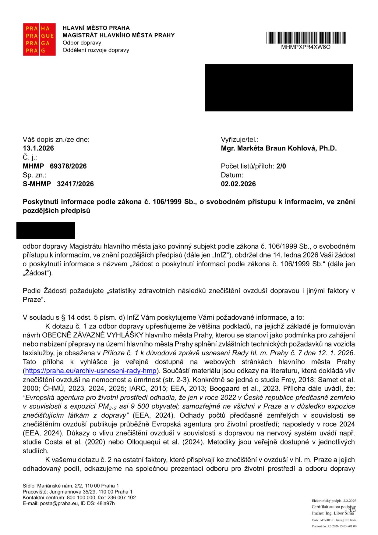 Úřední dokument Magistrátu hlavního města Prahy, odboru dopravy, ze dne 2. 2. 2026, č. j. MHMP 69378/2026, sp. zn. S-MHMP 32417/2026. Předmětem je poskytnutí informací podle zákona č. 106/1999 Sb. o zdravotních následcích znečištění ovzduší dopravou v Praze. Dokument odkazuje na podklady k návrhu obecně závazné vyhlášky (dostupné na https://praha.eu/archiv-usneseni-rady-hmp) a cituje studie (Frey 2018, Samet et al. 2000, ČHMÚ 2023-2025, IARC 2015, EEA 2013, Boogaard et al. 2023, Costa et al. 2020, Olloquequi et al. 2024) týkající se vlivu znečištění ovzduší (zejména PM2.5) na nemocnost a úmrtnost. Uvádí odhad Evropské agentury pro životní prostředí, že v roce 2022 v ČR předčasně zemřelo asi 9 500 obyvatel v důsledku expozice znečišťujícím látkám z dopravy.