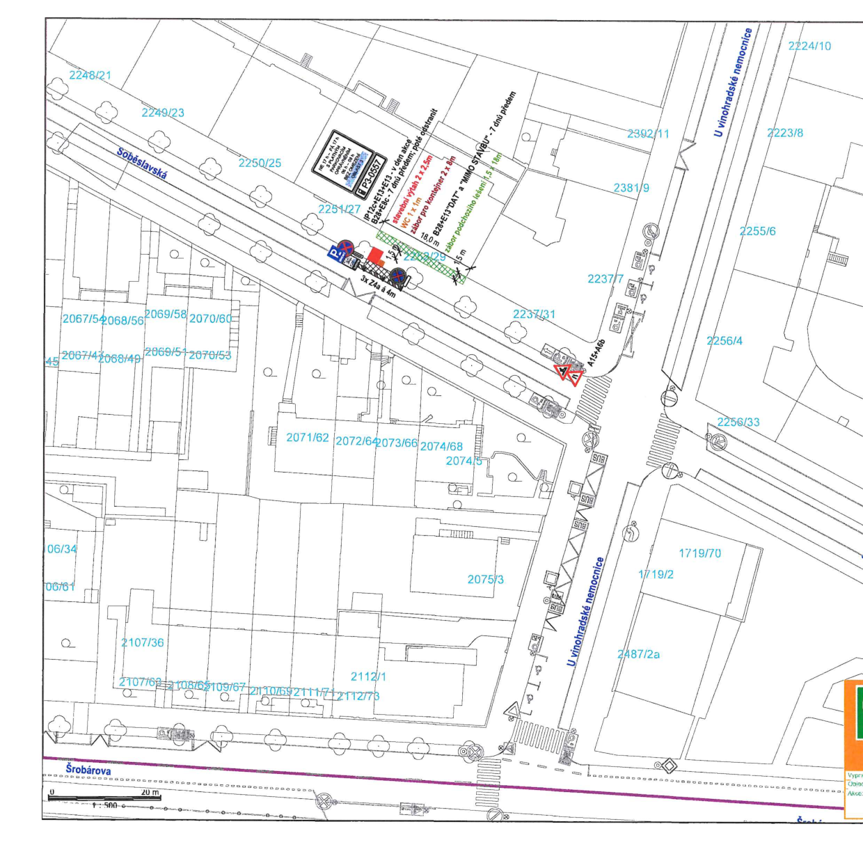 Situační nákres dopravního značení a záboru veřejného prostranství v ulici Soběslavská a U Vinohradské nemocnice. Obsahuje: dopravní značky (zákaz zastavení, práce na silnici), vyznačený zábor pro kontejner (2 x 8 m), stavební výtah (2 x 2,5 m), WC (1 x 1 m) a zábor podchozího lešení (1,5 x 18 m). Texty v plánu: 'P3-0557', 'IP12+E13+E13 - v den akce B28+E8c - 7 dnů předem; poté odstranit', 'B28+E13 "DAT" a "MIMO STAVBU" - 7 dnů předem', '3x Z4a á 4m', '18,0 m', '1,5 x 18m', 'A15+A6b'. Zobrazeny jsou katastrální čísla parcel (např. 2251/27, 2249/23, 2071/62, 2075/3 atd.) a názvy ulic: Soběslavská, U Vinohradské nemocnice, Šrobárova. Měřítko 20 m.