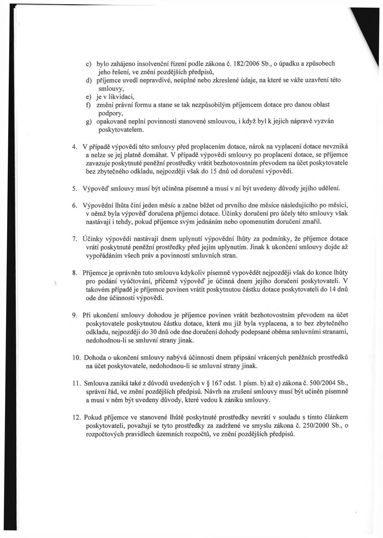 Textová část smlouvy o poskytnutí dotace obsahující body c) až g) a následně body 4 až 12. Body zahrnují: c) zahájení insolvenčního řízení, d) nepravdivé údaje, e) likvidace, f) změna právní formy, g) opakované neplnění povinností. Dále jsou definovány podmínky výpovědi smlouvy, lhůty pro vrácení dotace (15 dní při výpovědi, 14 dní při odstoupení příjemcem, 30 dní při dohodě), účinnost výpovědi, zánik smlouvy dle zákona č. 500/2004 Sb. a následky nevrácení prostředků dle zákona č. 250/2000 Sb.
