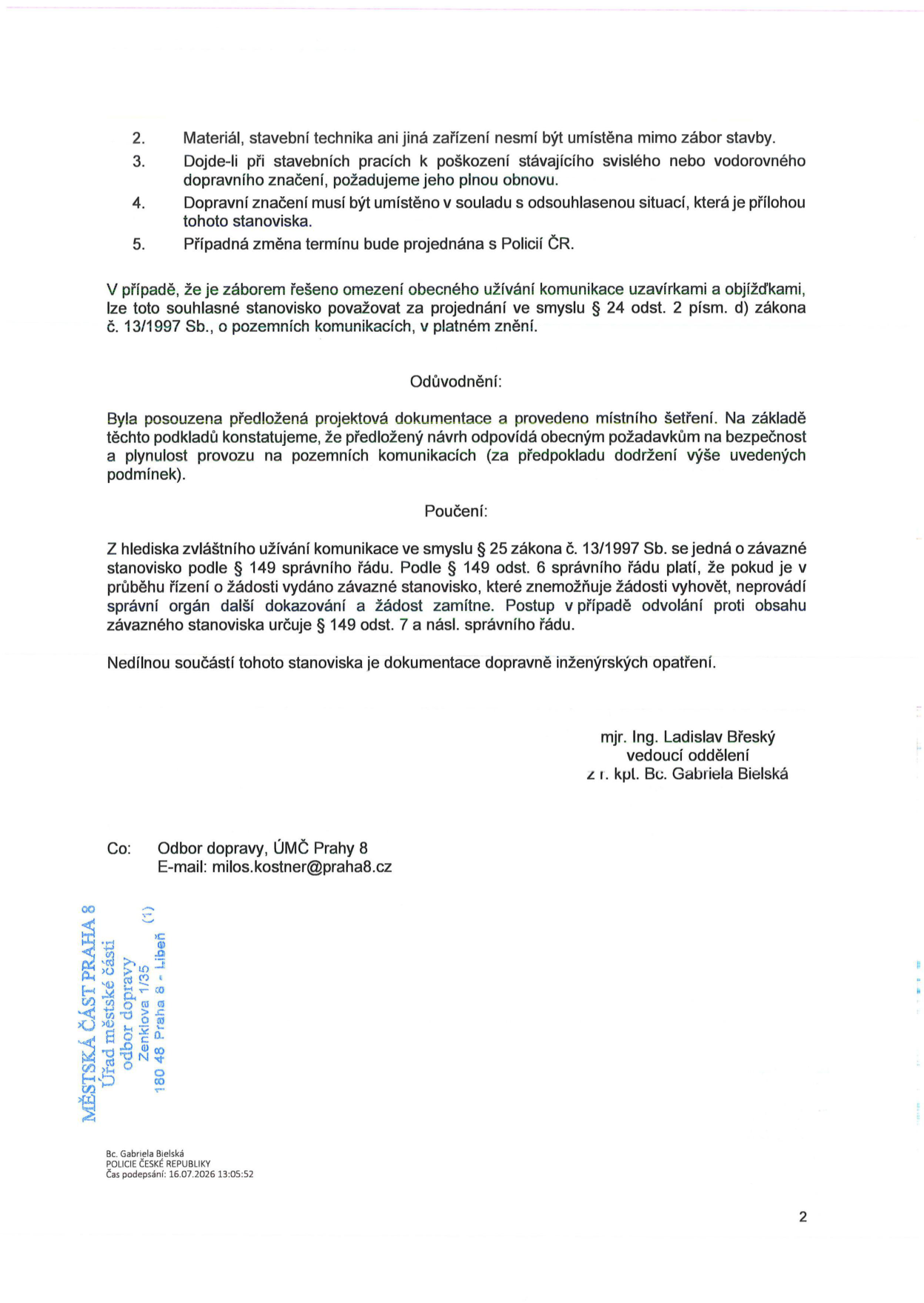 Druhá strana úředního stanoviska Policie ČR k záboru komunikace. Obsahuje podmínky: 2. Materiál a technika nesmí být mimo zábor. 3. Při poškození dopravního značení je nutná jeho obnova. 4. Dopravní značení musí být v souladu s odsouhlasenou situací. 5. Změna termínu se projednává s Policií ČR. Dále obsahuje odůvodnění, poučení o závazném stanovisku dle správního řádu, podpis mjr. Ing. Ladislava Břeského a z. r. kpt. Bc. Gabriely Bielské. Uveden kontakt na Odbor dopravy, ÚMČ Prahy 8, e-mail: milos.kostner@praha8.cz. Dokument byl podepsán 16.07.2026.