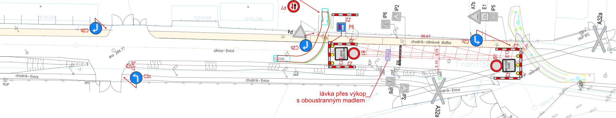 Situační plán dopravního značení a stavebních úprav. Obsahuje značky C2c (přikázaný směr jízdy vlevo), P7 (přednost v jízdě), P8 (hlavní pozemní komunikace), IP6 (přechod pro chodce), IP2 (přechod pro chodce), A32a (provozní značení), A7b (zúžená vozovka), E1 (dodatková tabulka), IP5 (parkoviště). V plánu je vyznačen výkop, lávka přes výkop s oboustranným madlem, chodník se zámkovou dlažbou, silnice a zpevněné plochy. Uvedeny jsou parcely 1074/24, 1074/28, 1074/29, 1920/12 a text 'Františkov'.