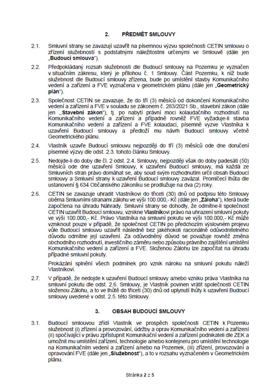 Právní dokument (strana 2 z 5) definující podmínky smlouvy o budoucí smlouvě o zřízení služebnosti mezi společností CETIN a Vlastníkem. Obsahuje body: 2. PŘEDMĚT SMLOUVY (2.1. závazek uzavřít smlouvu, 2.2. rozsah služebnosti, 2.3. lhůta pro výzvu k uzavření smlouvy po kolaudaci, 2.4. lhůta pro uzavření smlouvy, 2.5. promlčecí lhůta, 2.6. podmínky úhrady zálohy 100.000,- Kč a smluvní pokuty, 2.7. vrácení zálohy) a 3. OBSAH BUDOUCÍ SMLOUVY (3.1. vymezení služebnosti pro komunikační vedení, zařízení a FVE).
