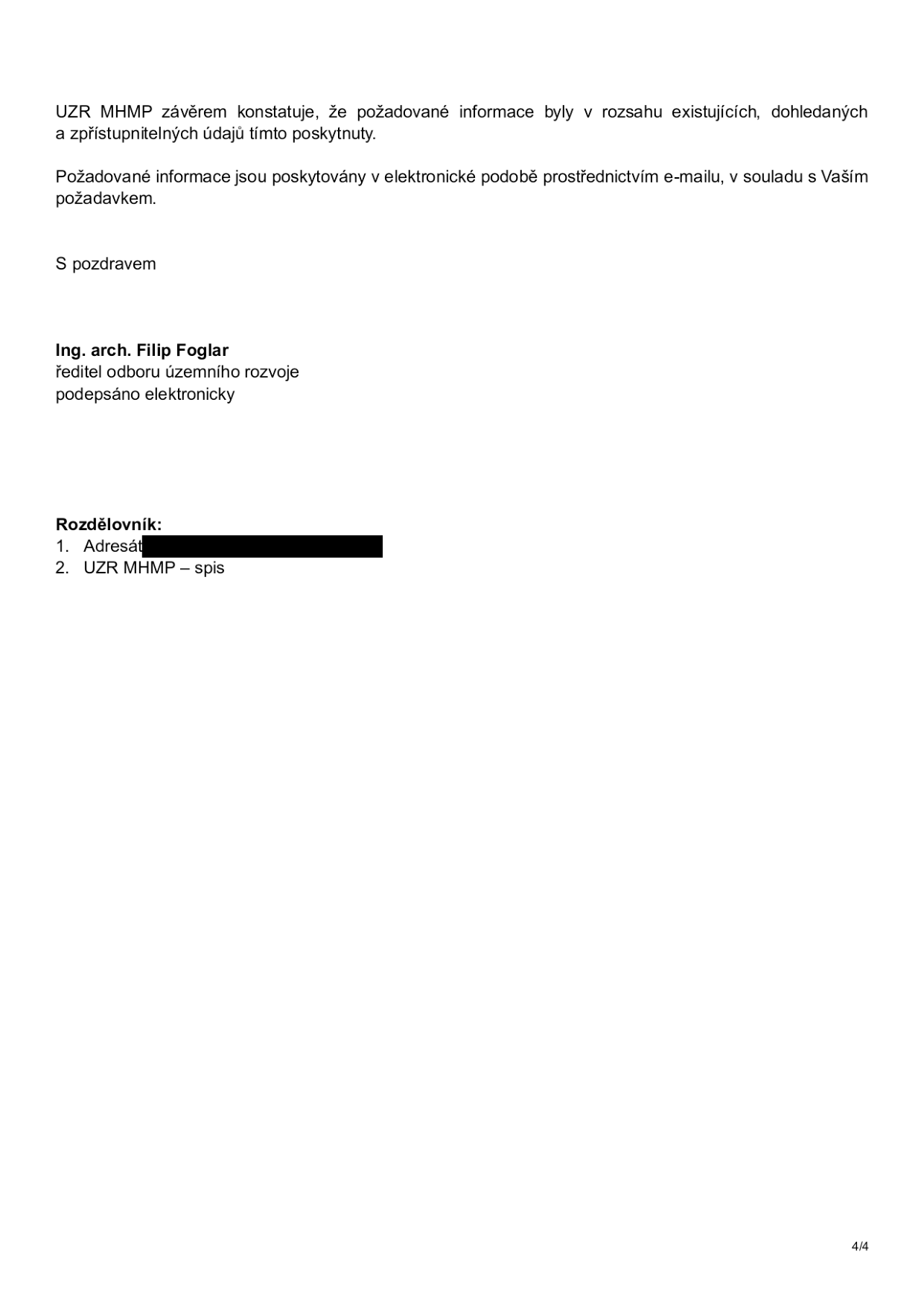 Závěrečná část úředního dokumentu UZR MHMP (Odbor územního rozvoje Magistrátu hlavního města Prahy). Text uvádí: 'UZR MHMP závěrem konstatuje, že požadované informace byly v rozsahu existujících, dohledaných a zpřístupnitelných údajů tímto poskytnuty. Požadované informace jsou poskytovány v elektronické podobě prostřednictvím e-mailu, v souladu s Vaším požadavkem. S pozdravem, Ing. arch. Filip Foglar, ředitel odboru územního rozvoje, podepsáno elektronicky. Rozdělovník: 1. Adresát [začerněno], 2. UZR MHMP – spis. Strana 4/4.'