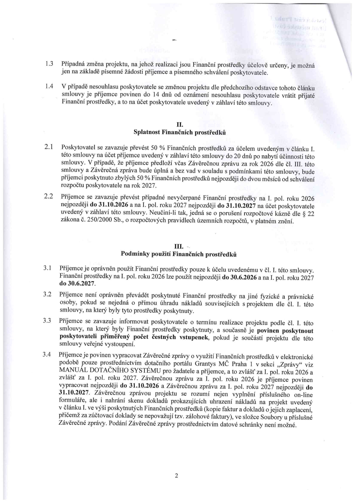 Strana 2 smlouvy o poskytnutí finančních prostředků. Obsahuje body 1.3 a 1.4 týkající se změn projektu. Článek II. 'Splatnost Finančních prostředků' (body 2.1 a 2.2) definuje termíny výplaty 50 % prostředků (po předložení závěrečné zprávy za rok 2026 do 31.10.2026, resp. 2027) a povinnost vrácení nevyčerpaných prostředků. Článek III. 'Podmínky použití Finančních prostředků' (body 3.1 až 3.4) stanovuje termíny použití prostředků (do 30.6.2026 a 30.6.2027), zákaz převodu na jiné osoby, povinnost informovat o termínech realizace a poskytnout vstupenky, a podrobné pokyny pro vypracování závěrečných zpráv prostřednictvím portálu Granty MČ Praha 1 (termíny odevzdání 31.10.2026 a 31.10.2027).