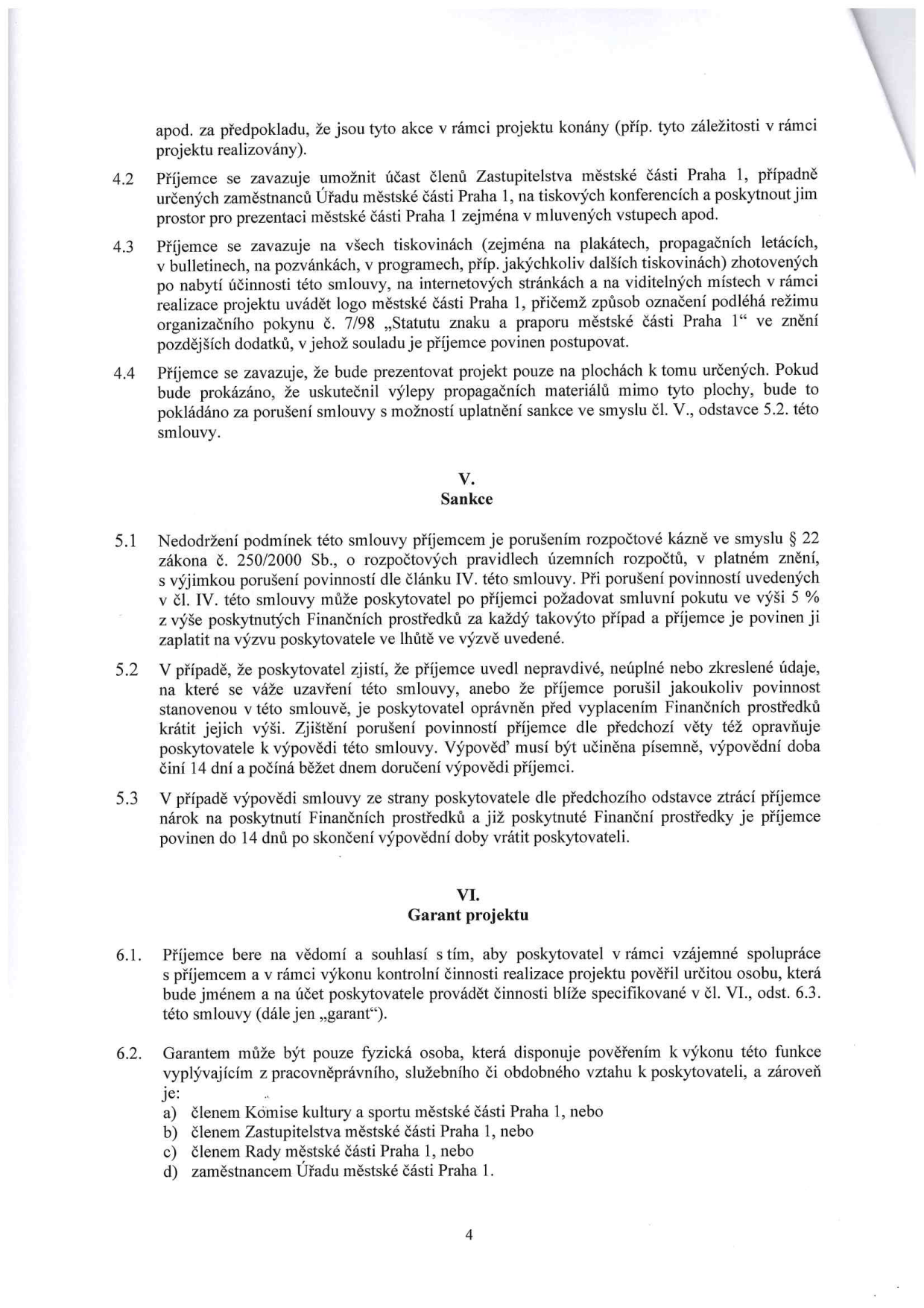 Text smlouvy obsahující články 4.2 až 6.2. Článek 4.2: Povinnost příjemce umožnit účast zástupců MČ Praha 1 na akcích. Článek 4.3: Povinnost označovat materiály logem MČ Praha 1 dle předpisů. Článek 4.4: Povinnost umísťovat propagaci pouze na určených plochách. Článek V. (Sankce): 5.1 Nedodržení podmínek je porušením rozpočtové kázně, smluvní pokuta 5 %. 5.2 Možnost krácení dotace nebo výpovědi při uvedení nepravdivých údajů. 5.3 Povinnost vrátit prostředky při výpovědi. Článek VI. (Garant projektu): 6.1 Ustanovení garanta pro kontrolní činnost. 6.2 Definice garanta (fyzická osoba, člen Komise kultury a sportu, Zastupitelstva, Rady MČ Praha 1 nebo zaměstnanec Úřadu MČ Praha 1).