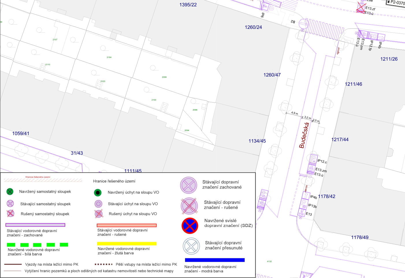 Situační výkres dopravního značení v ulici Budečská. Mapa obsahuje parcelní čísla (např. 1395/22, 1260/24, 1260/47, 1134/45, 1211/26, 1211/46, 1217/44, 1178/42, 1178/49, 1059/41, 31/43, 1111/45, 2107, 2104, 2103, 2100, 2099, 2096, 2094). Legenda obsahuje typy značení: stávající/navržené/rušené samostatné sloupky, úchyty na sloupu VO, vodorovné dopravní značení (bílá, žlutá, modrá barva), svislé dopravní značení (IP12.c, E13.zm, E13.ú, IP4b, IP13b, E13, IP6). V mapě jsou vyznačeny rozměry 4,9 m, 3,2 m a 2,0 m.