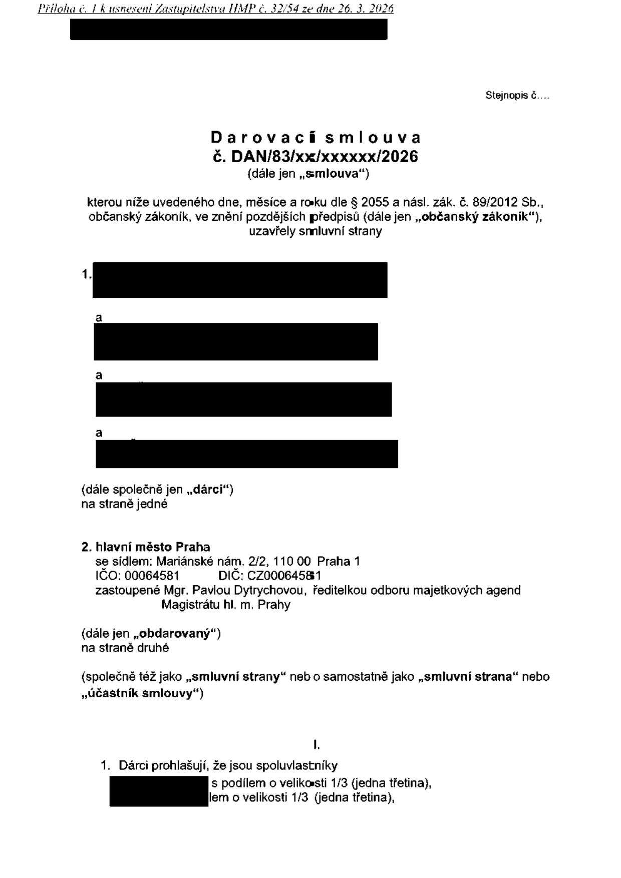 Darovací smlouva č. DAN/83/xx/xxxxxx/2026, příloha k usnesení Zastupitelstva HMP č. 32/54 ze dne 26. 3. 2026. Smluvní strany: dárci (fyzické osoby, jména začerněna) a obdarovaný: Hlavní město Praha, se sídlem Mariánské nám. 2/2, 110 00 Praha 1, IČO: 00064581, DIČ: CZ00064581, zastoupené Mgr. Pavlou Dytrychovou, ředitelkou odboru majetkových agend Magistrátu hl. m. Prahy. Článek I: Dárci prohlašují, že jsou spoluvlastníky nemovitosti s podílem o velikosti 1/3.