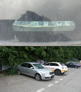 Fotografie zachycují detail nečitelné, silně opotřebované nebo vybledlé nálepky (například parkovací průkaz nebo dálniční známka) za špinavým sklem vozidla, a…