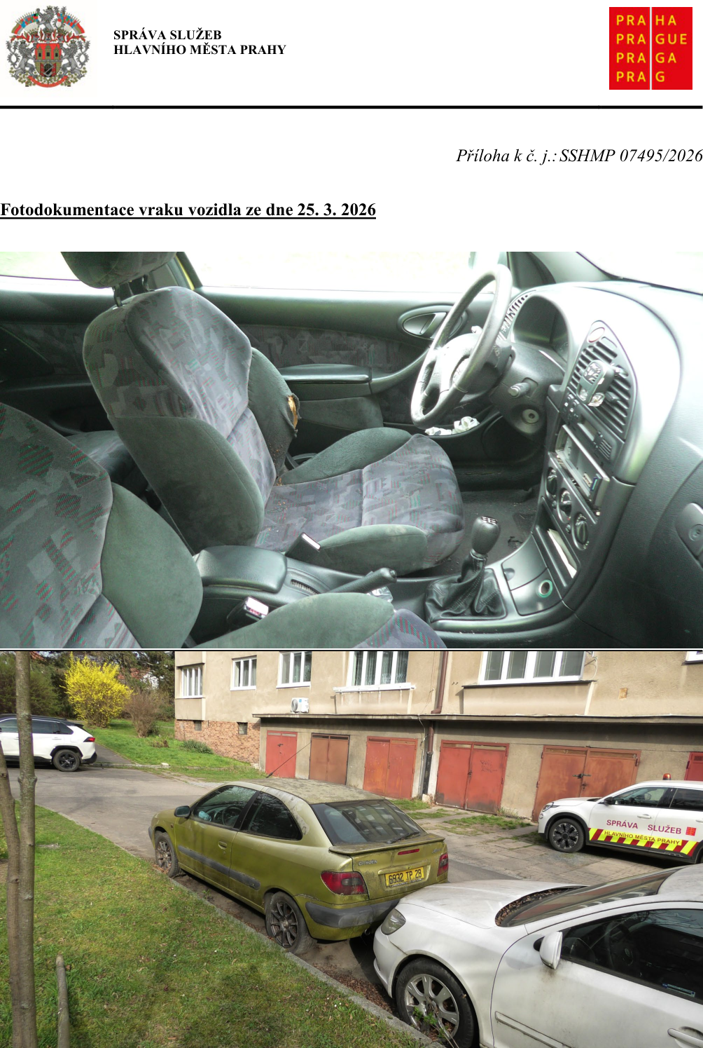 Fotodokumentace vraku vozidla ze dne 25. 3. 2026. Dokument obsahuje hlavičku 'SPRÁVA SLUŽEB HLAVNÍHO MĚSTA PRAHY', referenční číslo 'Příloha k č. j.: SSHMP 07495/2026' a fotografie interiéru a exteriéru zeleného osobního automobilu (Citroën) s registrační značkou 6932 TP 28, který je odstaven u řady garáží.