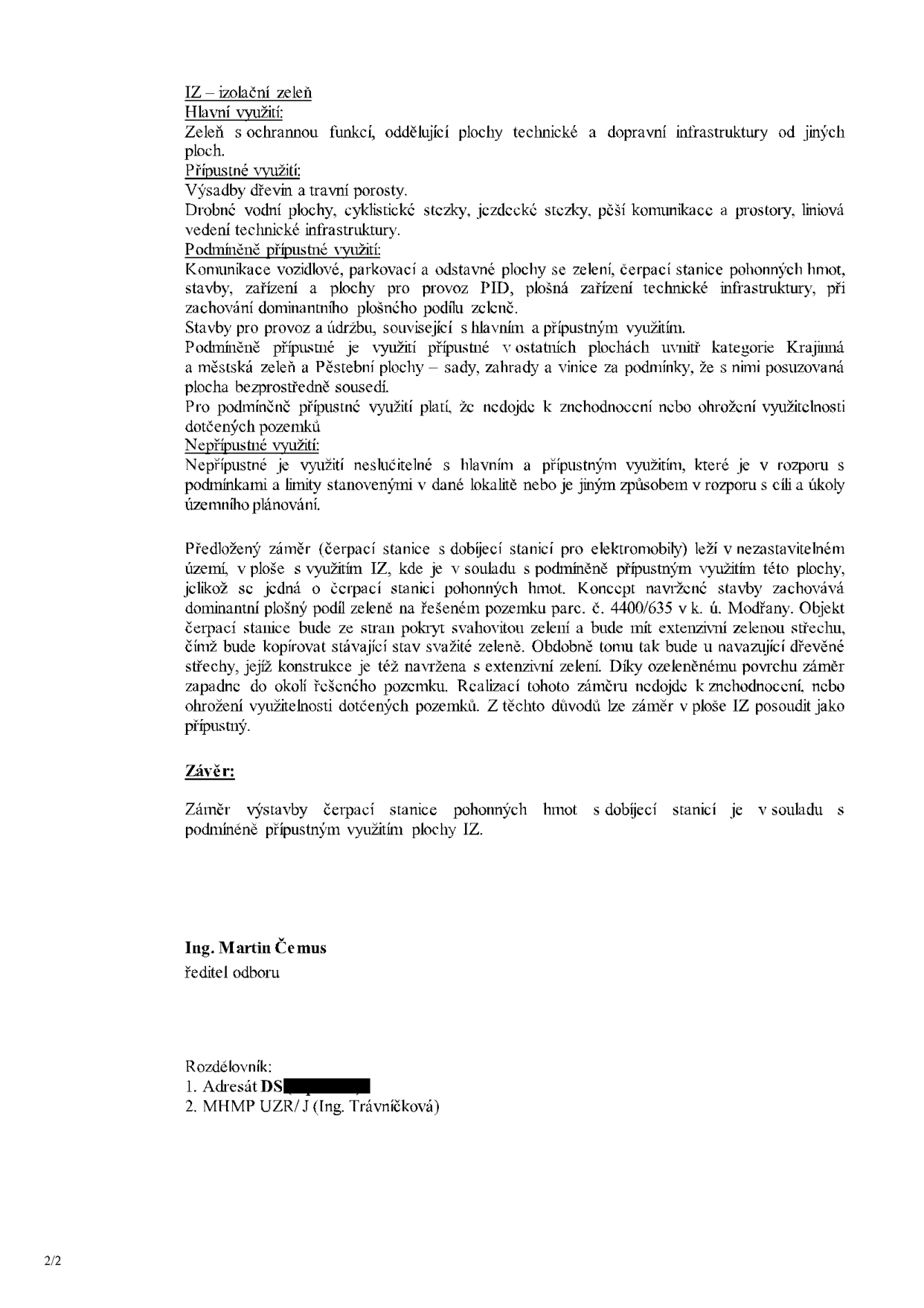 Úřední dokument (strana 2/2) týkající se posouzení záměru výstavby čerpací stanice s dobíjecí stanicí pro elektromobily v ploše IZ (izolační zeleň). Obsah: Definice plochy IZ (hlavní, přípustné, podmíněně přípustné a nepřípustné využití). Odůvodnění: Předložený záměr na pozemku parc. č. 4400/635 v k.ú. Modřany je v souladu s podmíněně přípustným využitím, neboť zachovává dominantní podíl zeleně (extenzivní zelená střecha, kopírování terénu). Závěr: Záměr je v souladu s podmíněně přípustným využitím plochy IZ. Dokument podepsal Ing. Martin Čemus, ředitel odboru. Rozdělovník: 1. Adresát DS, 2. MHMP UZR/J (Ing. Trávníčková).